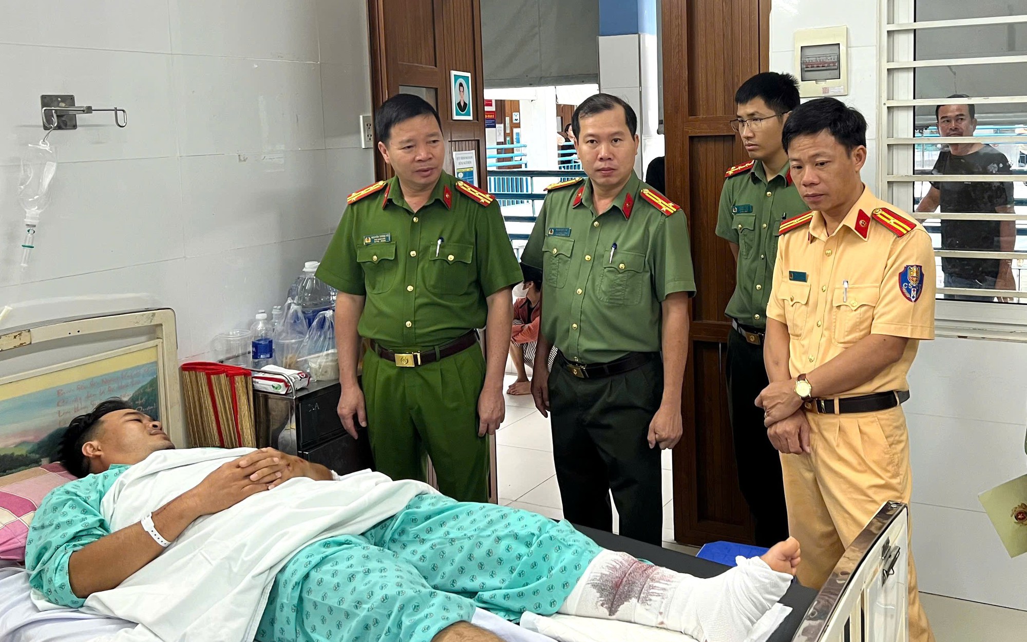 Điều tra vụ nam thanh ni&ecirc;n lao xe t&ocirc;ng g&atilde;y ch&acirc;n trung t&aacute; CSGT tr&ecirc;n quốc lộ 1 qua L&acirc;m Đồng