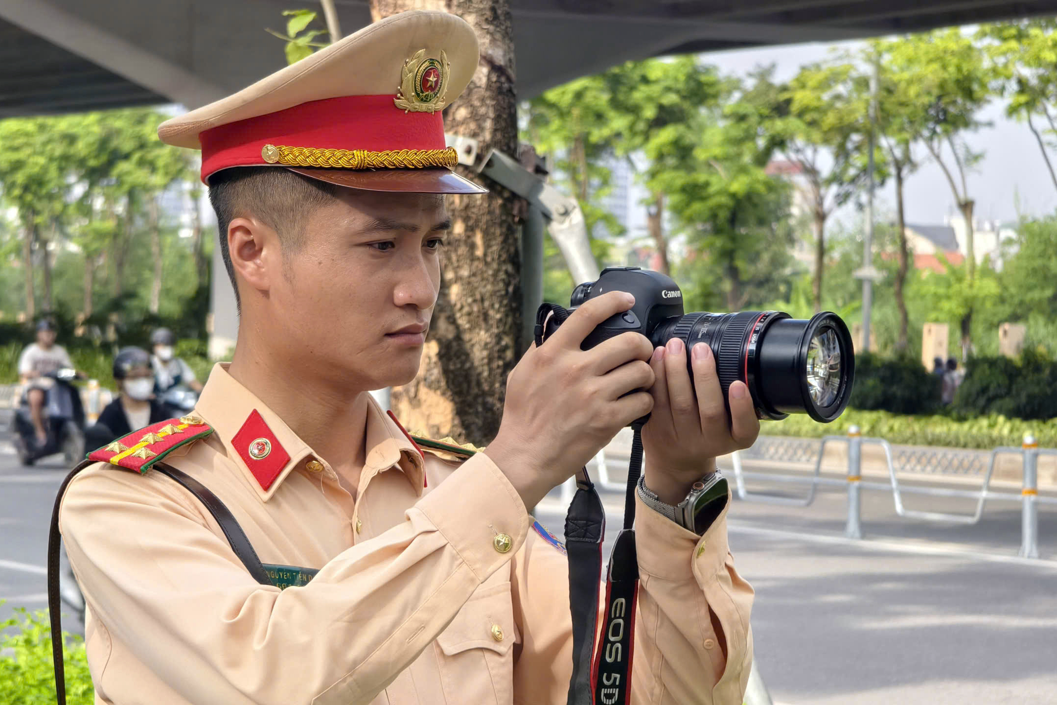 CSGT H&agrave; Nội tăng cường phạt nguội xe m&aacute;y lấn l&agrave;n &ocirc; t&ocirc; tr&ecirc;n đường ph&acirc;n l&agrave;n cứng- Ảnh 10.