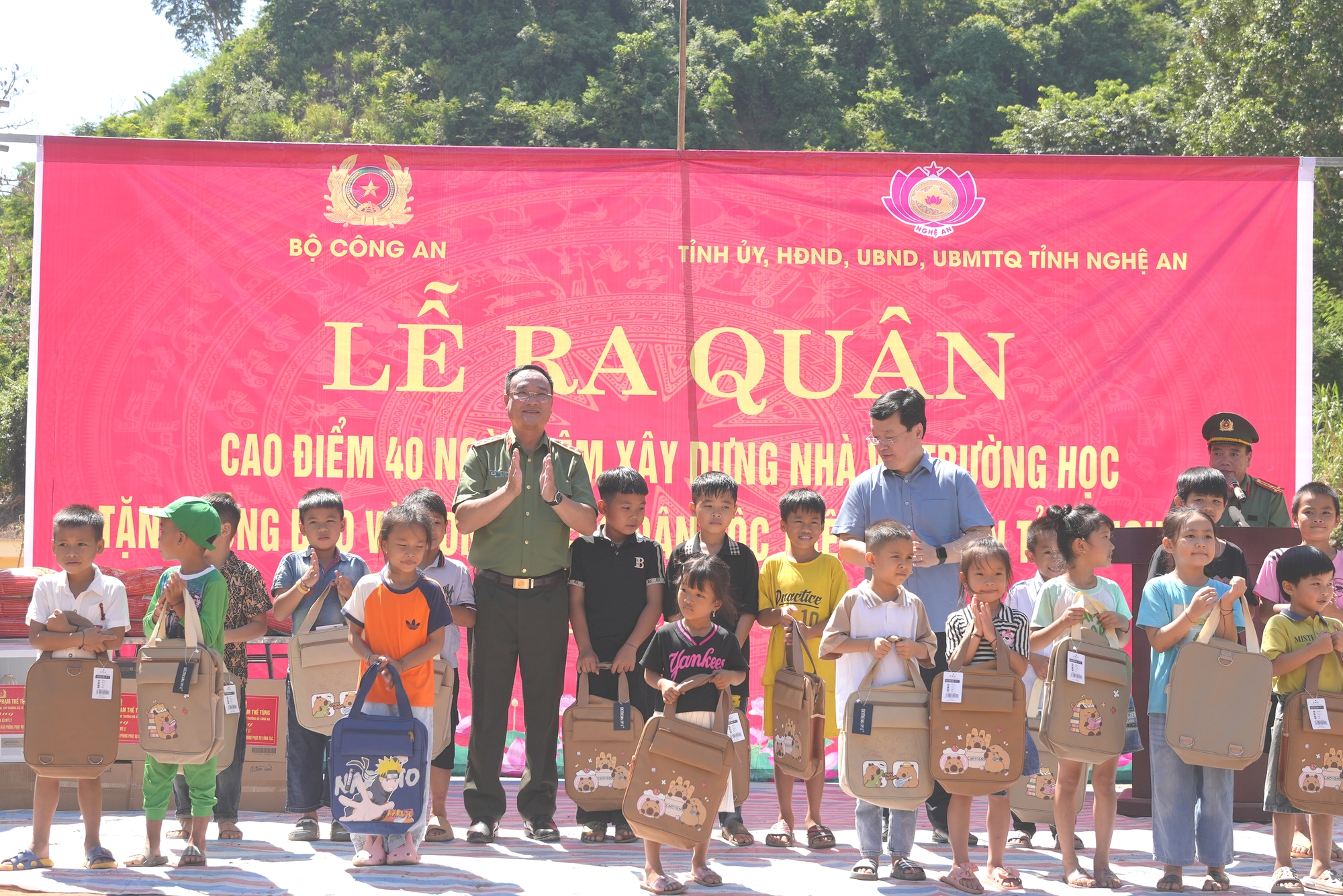 Ra qu&acirc;n cao điểm 40 ng&agrave;y đ&ecirc;m dựng nh&agrave;, x&acirc;y trường cho người d&acirc;n v&ugrave;ng lũ Nghệ An- Ảnh 3.