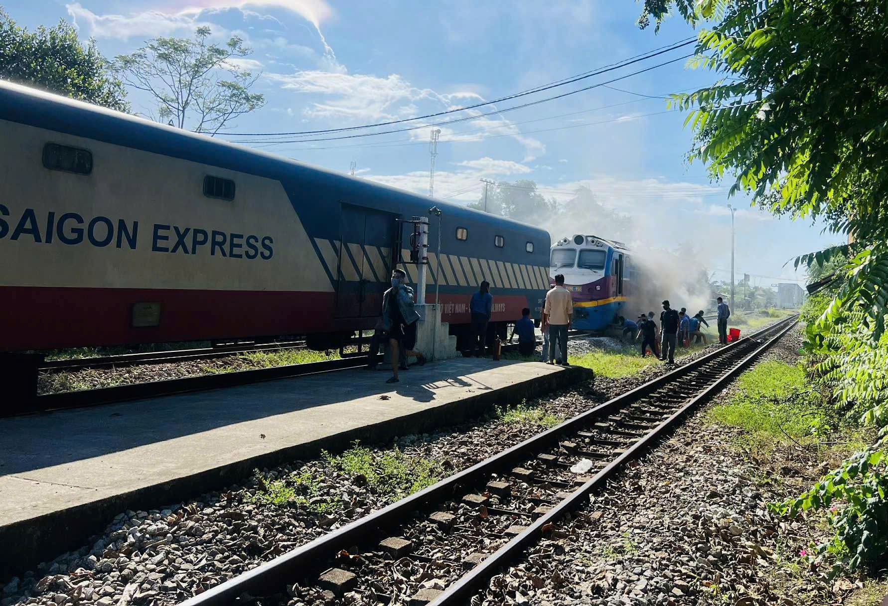 Nhanh ch&oacute;ng xử l&yacute; đầu m&aacute;y t&agrave;u hỏa bốc ch&aacute;y ở ga Truồi- Ảnh 1.