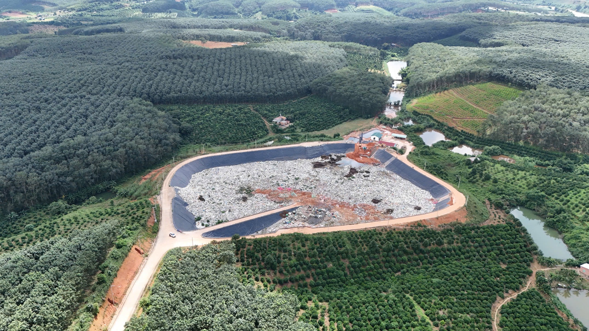 Quảng Ngãi: Yêu cầu kiểm định chất lượng công trình hố chứa rác vừa dùng đã hỏng- Ảnh 1. Quảng Ngãi: Yêu cầu kiểm định chất lượng công trình hố chứa rác vừa dùng đã hỏng- Ảnh 1.