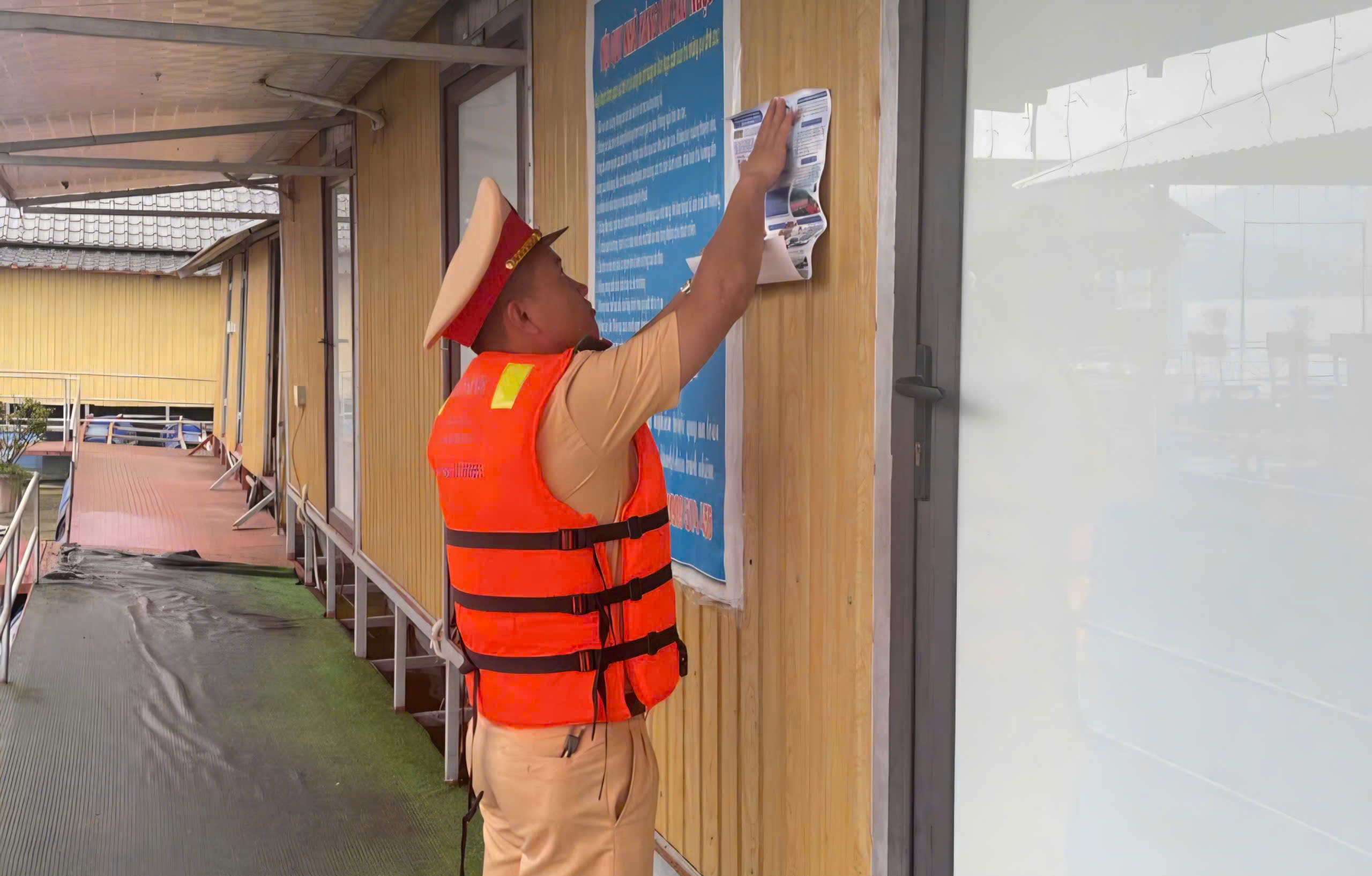 Cảnh s&aacute;t giao th&ocirc;ng đường thủy l&agrave;m g&igrave; để ngăn đuối nước tr&ecirc;n hồ Th&aacute;c B&agrave;?- Ảnh 1.