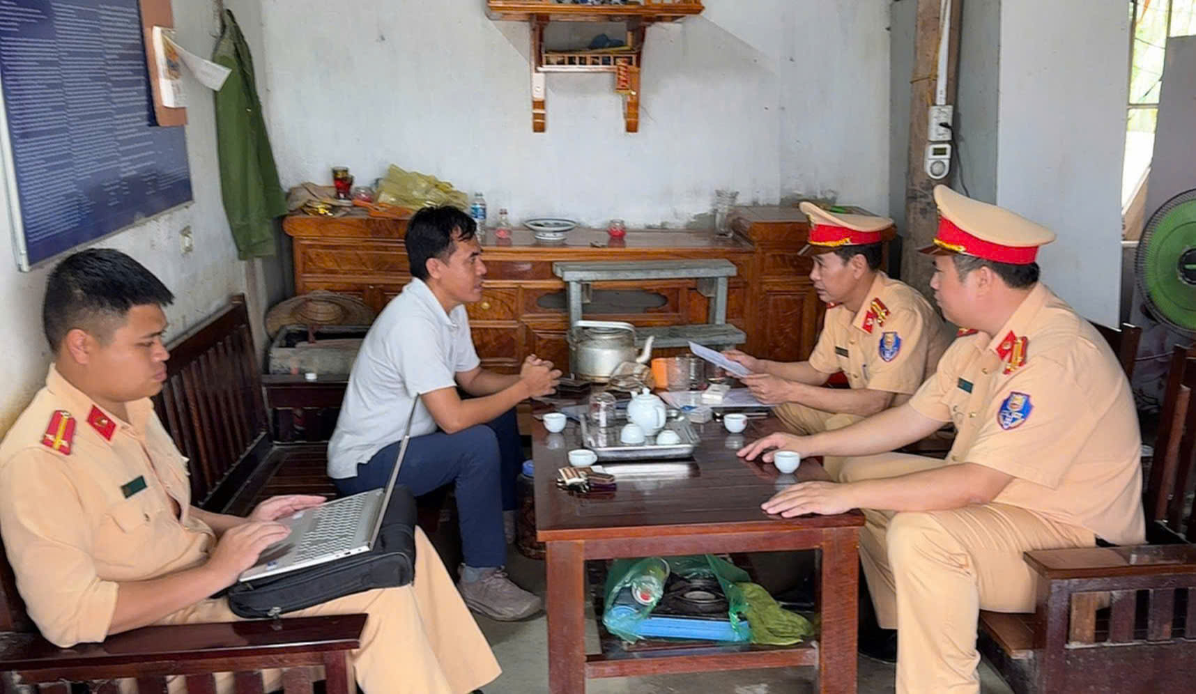 Cảnh s&aacute;t giao th&ocirc;ng đường thủy l&agrave;m g&igrave; để ngăn đuối nước tr&ecirc;n hồ Th&aacute;c B&agrave;?- Ảnh 5.