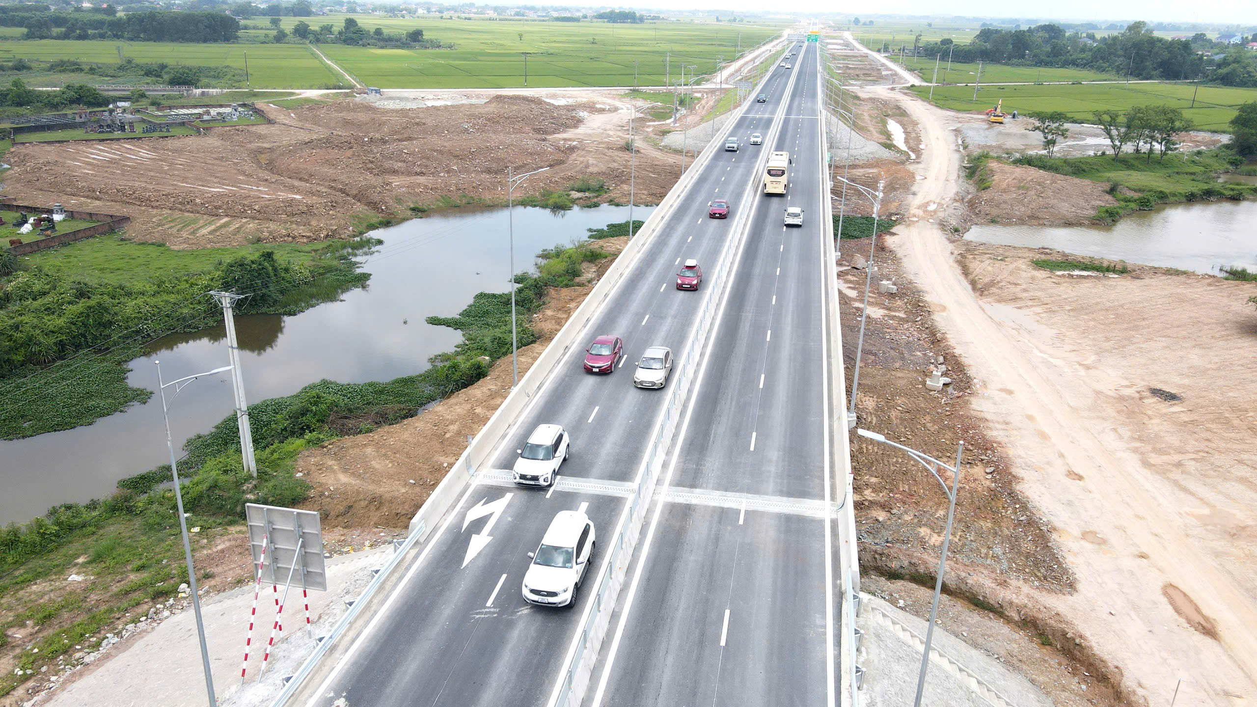 500 ng&agrave;y thần tốc nối th&ocirc;ng 3.000km cao tốc: Nhanh hơn, gi&agrave;u hơn nhờ cao tốc- Ảnh 2.