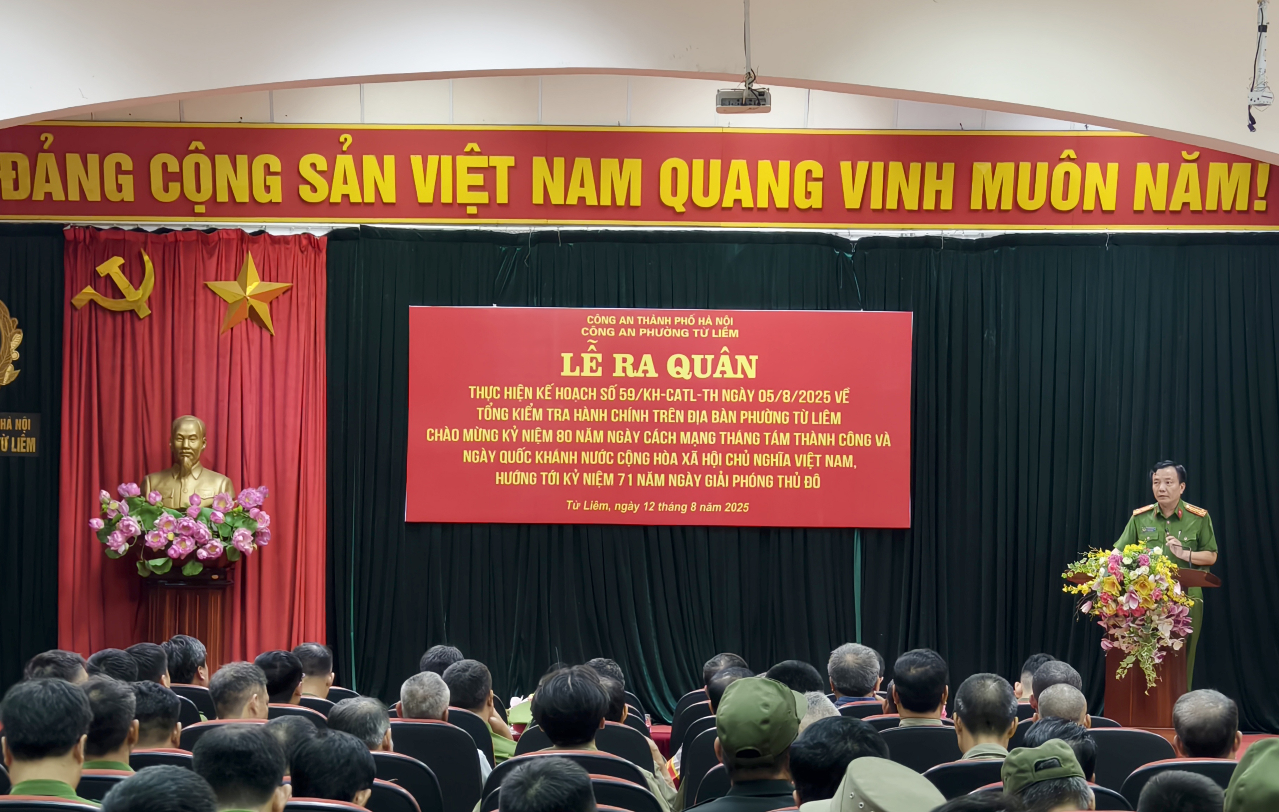 H&agrave; Nội: C&ocirc;ng an phường c&ugrave;ng CSGT xuy&ecirc;n đ&ecirc;m kiểm tra cơ sở giải tr&iacute;, ngăn qu&aacute;i xế lộng h&agrave;nh- Ảnh 1.