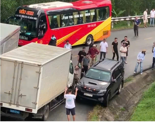 Quốc lộ 24 qu&aacute; tải sau s&aacute;p nhập tỉnh Quảng Ng&atilde;i, tiềm ẩn nguy cơ tai nạn- Ảnh 4.