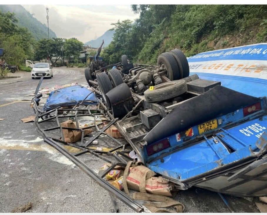 &Ocirc; t&ocirc; tải mất phanh lật ngửa tr&ecirc;n QL6 qua Ph&uacute; Thọ, t&agrave;i xế tử vong tại chỗ- Ảnh 1.