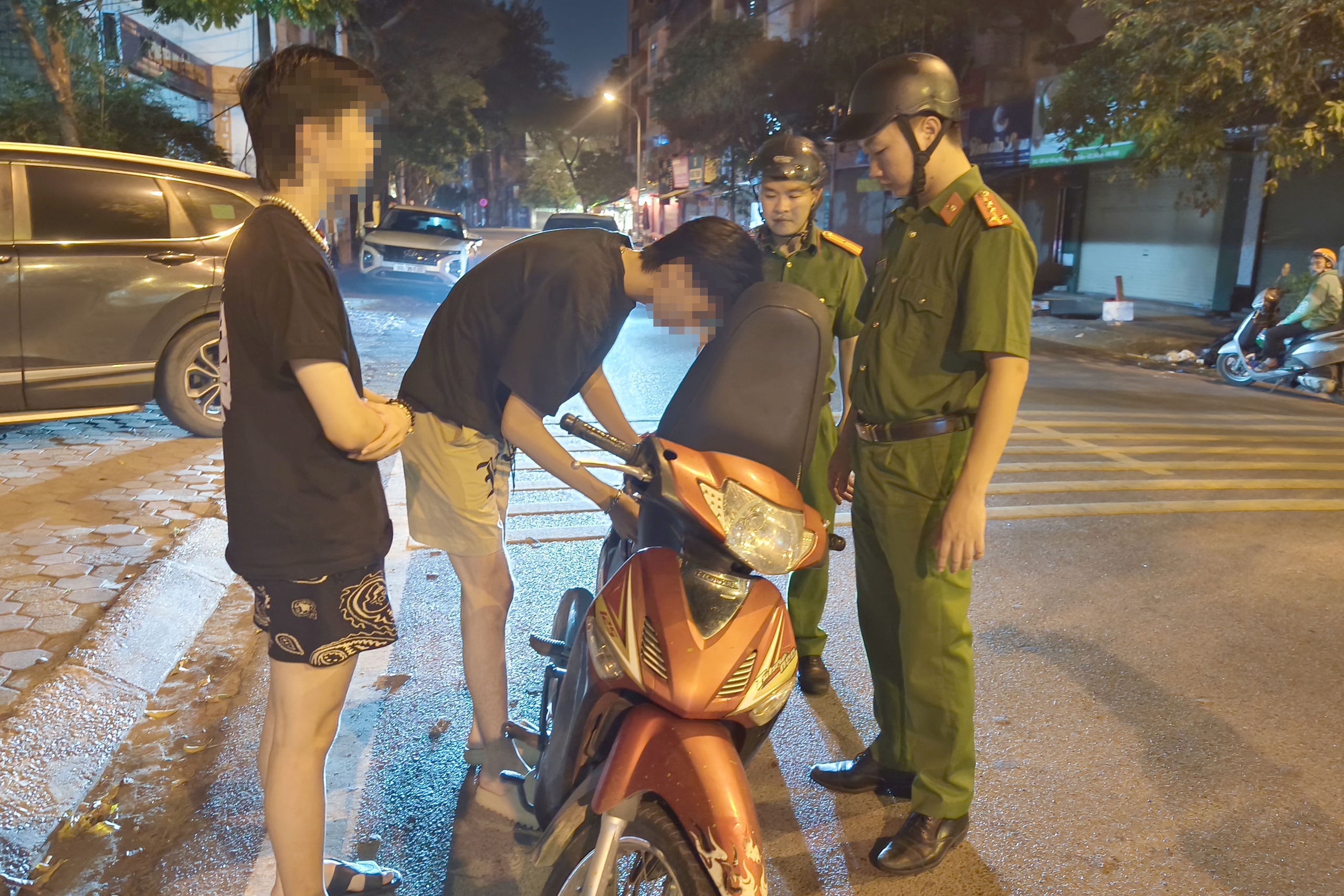H&agrave; Nội: C&ocirc;ng an phường c&ugrave;ng CSGT xuy&ecirc;n đ&ecirc;m kiểm tra cơ sở giải tr&iacute;, ngăn qu&aacute;i xế lộng h&agrave;nh- Ảnh 10.