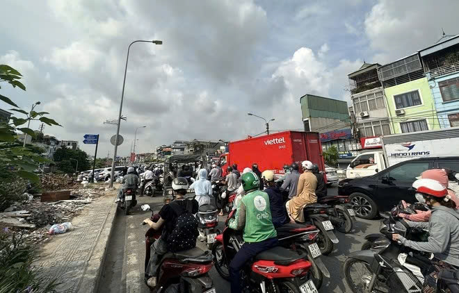 Sở X&acirc;y dựng H&agrave; Nội n&oacute;i về việc cấm qua cầu Long Bi&ecirc;n trong giờ cao điểm- Ảnh 1.