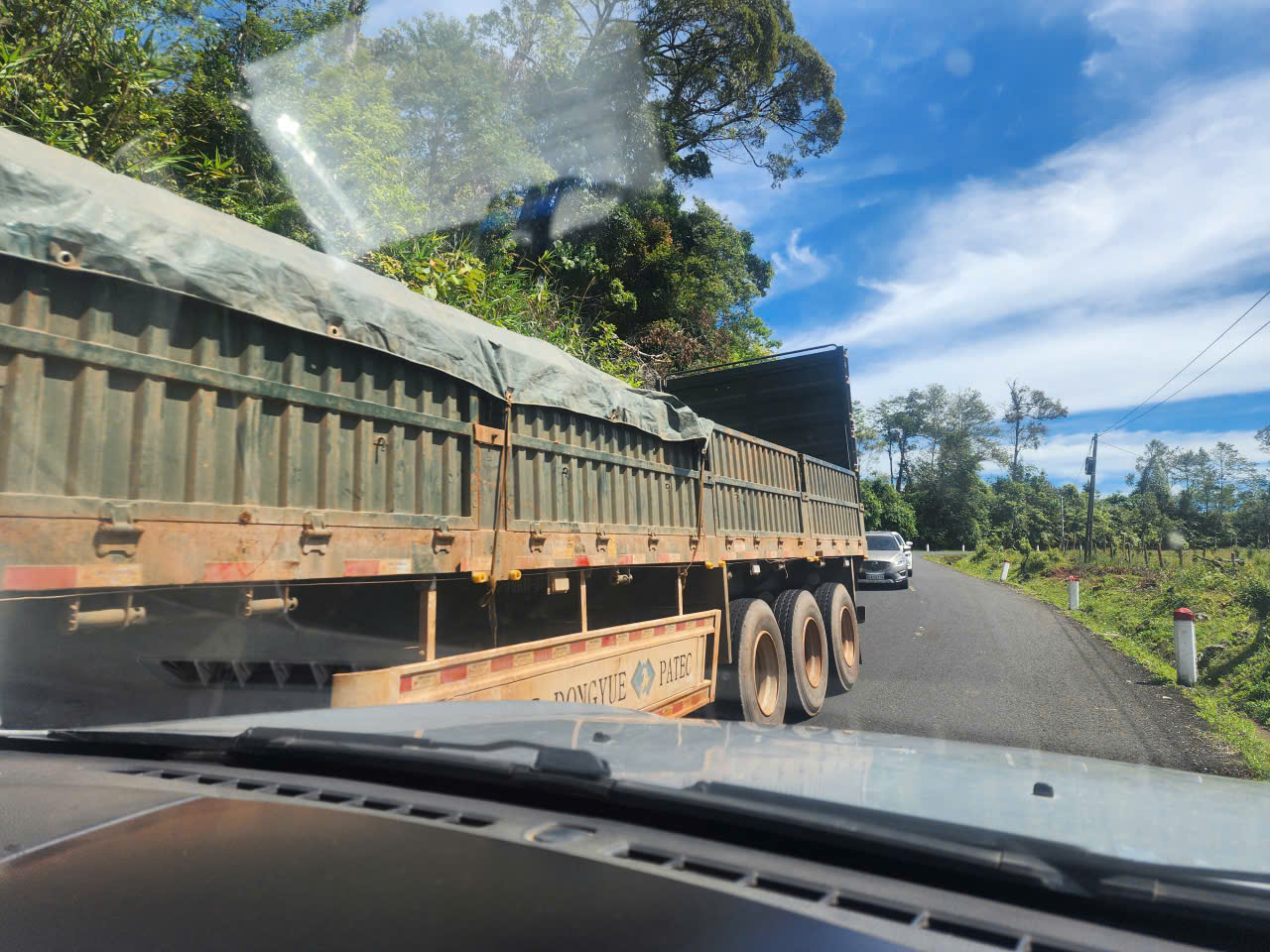 Quốc lộ 24 qu&aacute; tải sau s&aacute;p nhập tỉnh Quảng Ng&atilde;i, tiềm ẩn nguy cơ tai nạn- Ảnh 3.