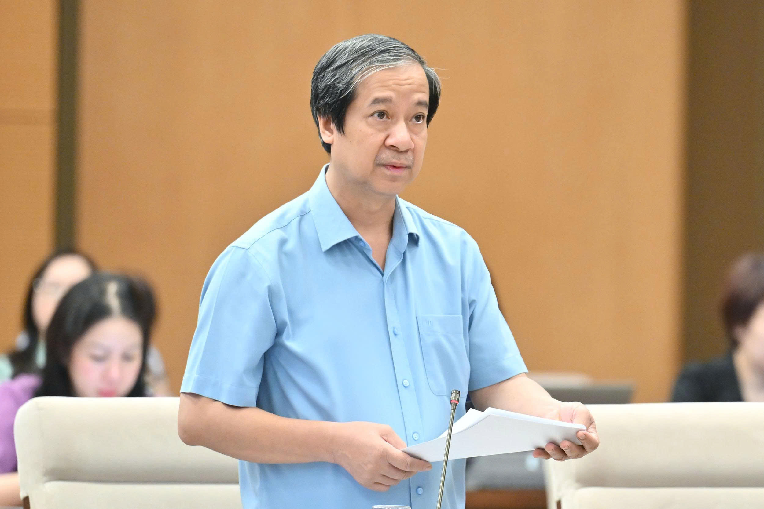 Nghiên cứu bộ sách giáo khoa dùng chung, miễn phí cho học sinh- Ảnh 1. Nghiên cứu bộ sách giáo khoa dùng chung, miễn phí cho học sinh- Ảnh 1.