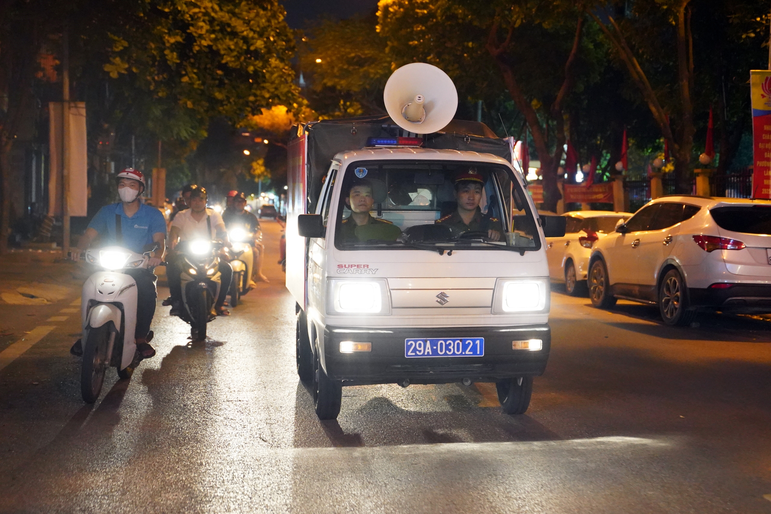 H&agrave; Nội: C&ocirc;ng an phường c&ugrave;ng CSGT xuy&ecirc;n đ&ecirc;m kiểm tra cơ sở giải tr&iacute;, ngăn qu&aacute;i xế lộng h&agrave;nh- Ảnh 3.