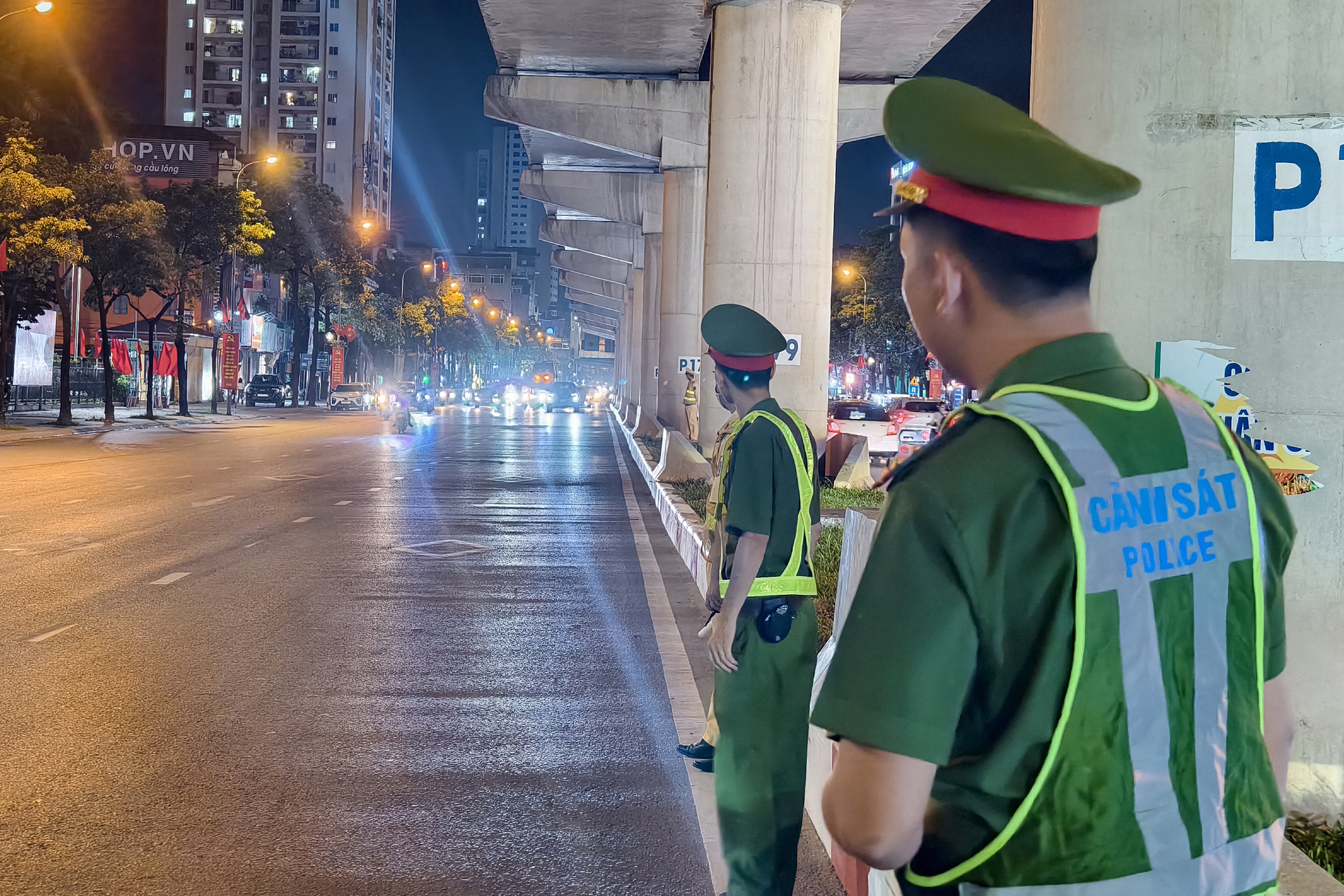 H&agrave; Nội: C&ocirc;ng an phường c&ugrave;ng CSGT xuy&ecirc;n đ&ecirc;m kiểm tra cơ sở giải tr&iacute;, ngăn qu&aacute;i xế lộng h&agrave;nh- Ảnh 4.