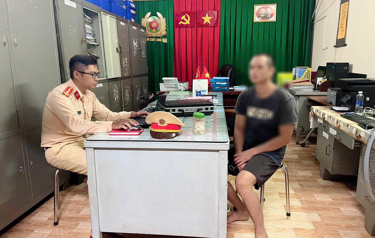 Tuần tra đ&ecirc;m, CSGT ph&aacute;t hiện người l&aacute;i ghe "ph&ecirc;" ma t&uacute;y tr&ecirc;n s&ocirc;ng Đồng Nai- Ảnh 1.