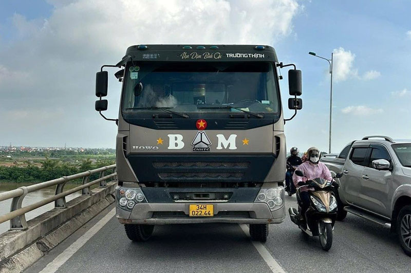 Chiếc &ocirc; t&ocirc; tải tại hiện trường vụ tai nạn - Ảnh: Hải Ninh.