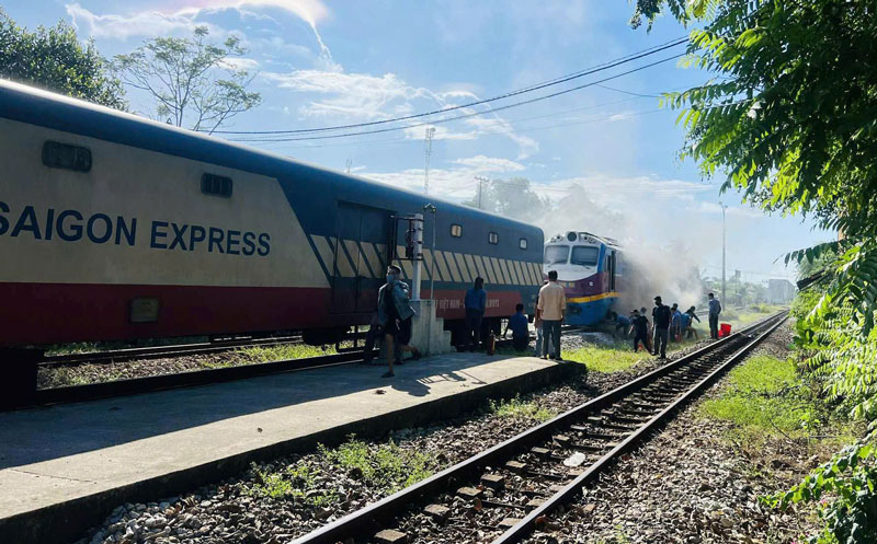 T&agrave;u SE 04 bất ngờ bốc ch&aacute;y phần đầu.