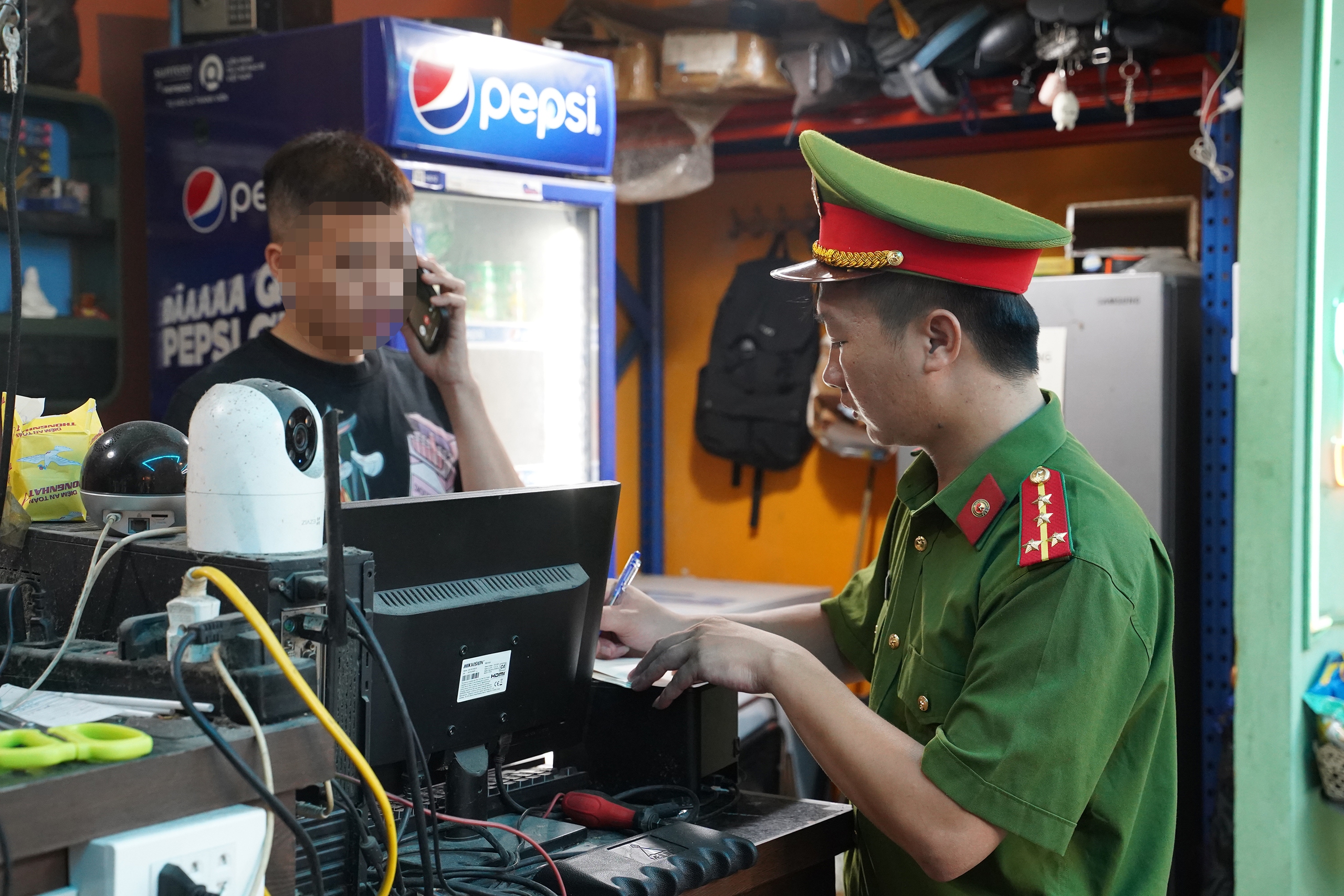 H&agrave; Nội: C&ocirc;ng an phường c&ugrave;ng CSGT xuy&ecirc;n đ&ecirc;m kiểm tra cơ sở giải tr&iacute;, ngăn qu&aacute;i xế lộng h&agrave;nh- Ảnh 7.