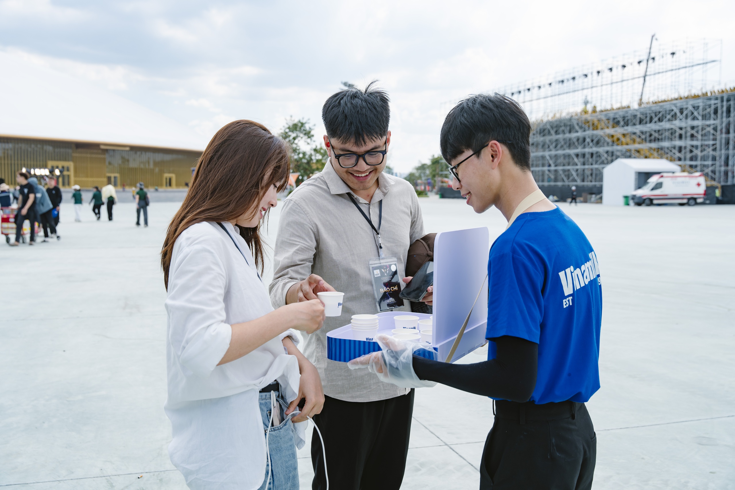 Kh&aacute;ch đến sớm tranh thủ thưởng thức ngay loạt đồ uống m&aacute;t lạnh từ Vinamilk: từ kem gelato mềm mịn, tr&agrave; kombucha c&oacute; gaz HAYĐẤY cực sảng kho&aacute;i, sữa 9 hạt b&eacute;o b&ugrave;i, đến sữa chua uống Green Farm s&aacute;nh mướt, thoảng hương cỏ hoa&hellip;