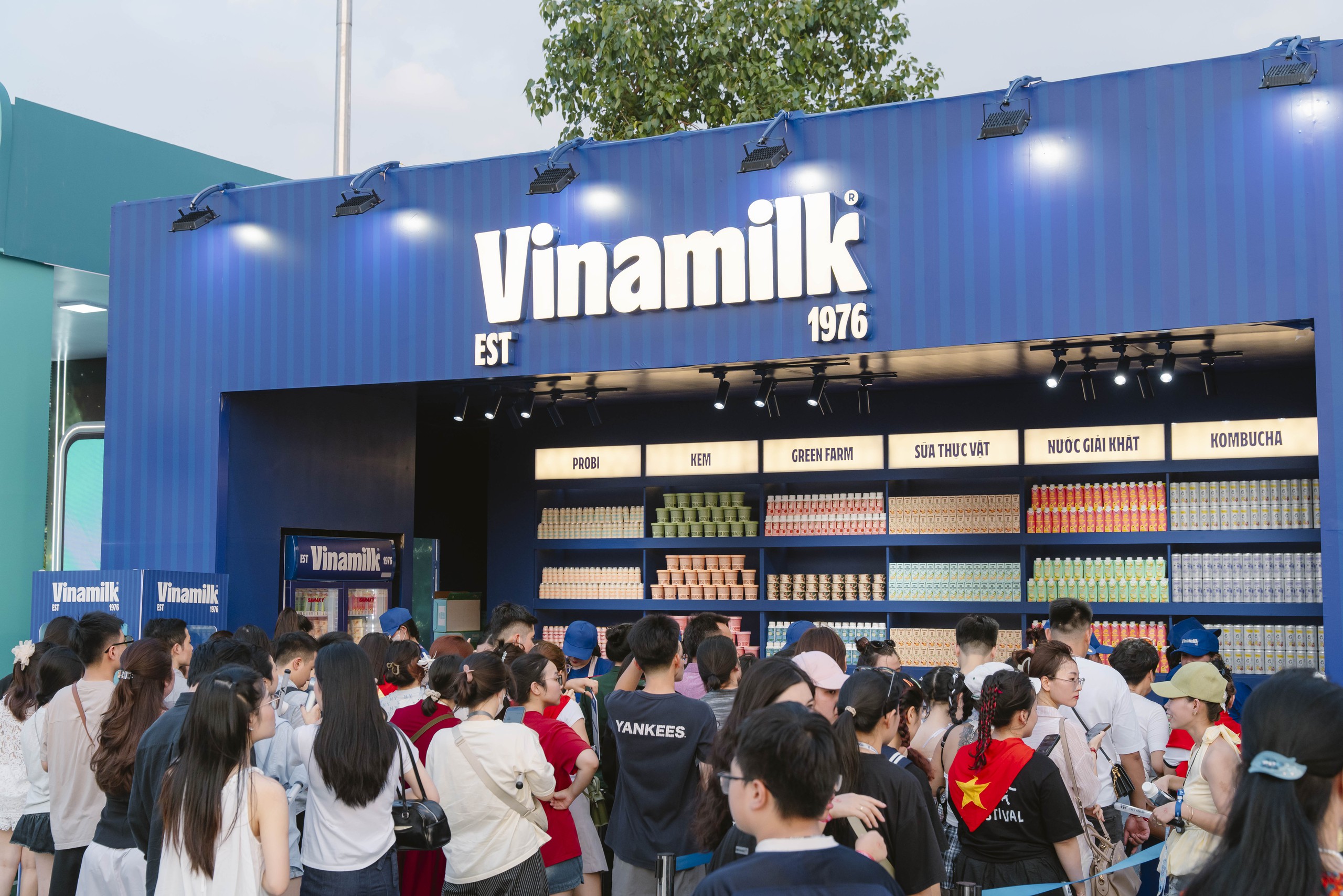 Trời c&agrave;ng về chiều, &ldquo;sức n&oacute;ng&rdquo; tại gian h&agrave;ng Vinamilk lại c&agrave;ng tăng, do h&agrave;ng chục ng&agrave;n kh&aacute;n giả đổ về.