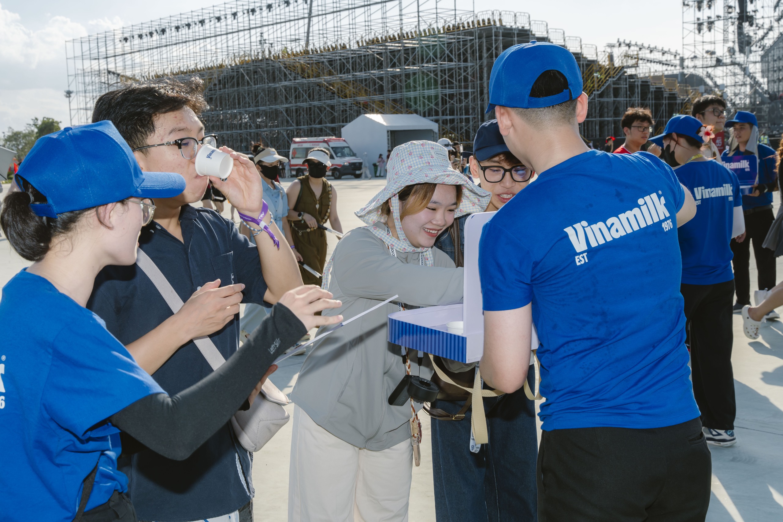 Đồng h&agrave;nh c&ugrave;ng sự kiện &yacute; nghĩa n&agrave;y, Vinamilk đ&atilde; d&agrave;nh tặng kh&aacute;n giả tham dự chương tr&igrave;nh khoảng 50.000 sản phẩm, với đa dạng lựa chọn. Trong đ&oacute;, c&oacute; nhiều sản phẩm vừa &ldquo;tr&igrave;nh l&agrave;ng&rdquo; v&agrave; đang &ldquo;g&acirc;y sốt&rdquo; trong giới trẻ như tr&agrave; kombucha c&oacute; gaz HAYĐẤY, kem Gelato Vinamilk, Vinamilk Green Farm sữa chua cao đạm men Hy Lạp, sữa chua uống Vinamilk Green Farm, sữa 9 loại hạt, sữa đậu n&agrave;nh cao canxi, sữa chua uống men sống Probi, nước tr&aacute;i c&acirc;y Collagen&hellip;
