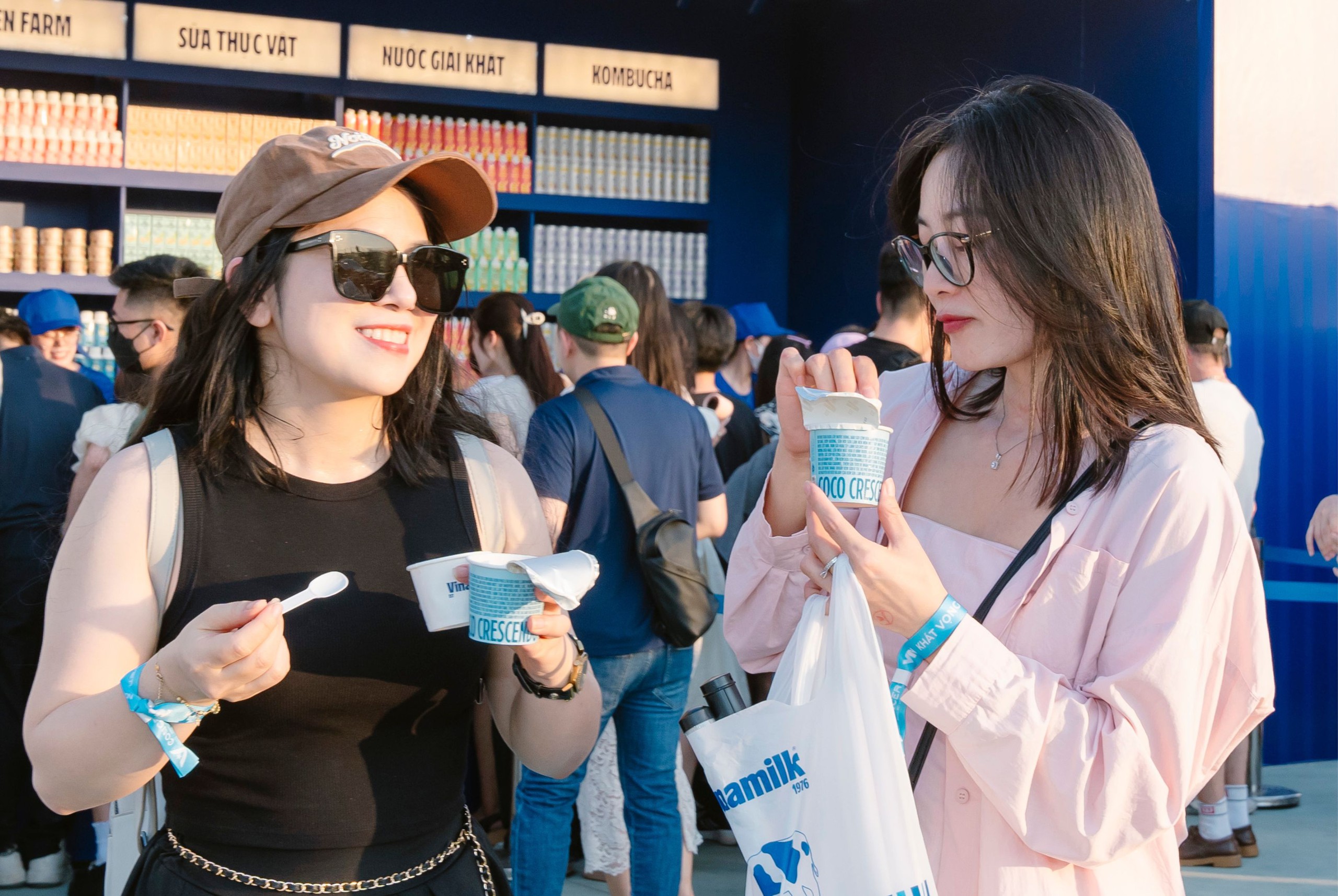 Giữa thời tiết n&oacute;ng bức, kem Gelato m&aacute;t lạnh &ndash; một &ldquo;t&acirc;n binh&rdquo; kh&aacute;c nh&agrave; Vinamilk &ndash; với chất kem quyện đặc, k&eacute;o s&aacute;nh, lấy cảm hứng từ chất kem gelato trứ danh của &Yacute; cũng trở n&ecirc;n đầy hấp dẫn với c&aacute;c bạn trẻ.