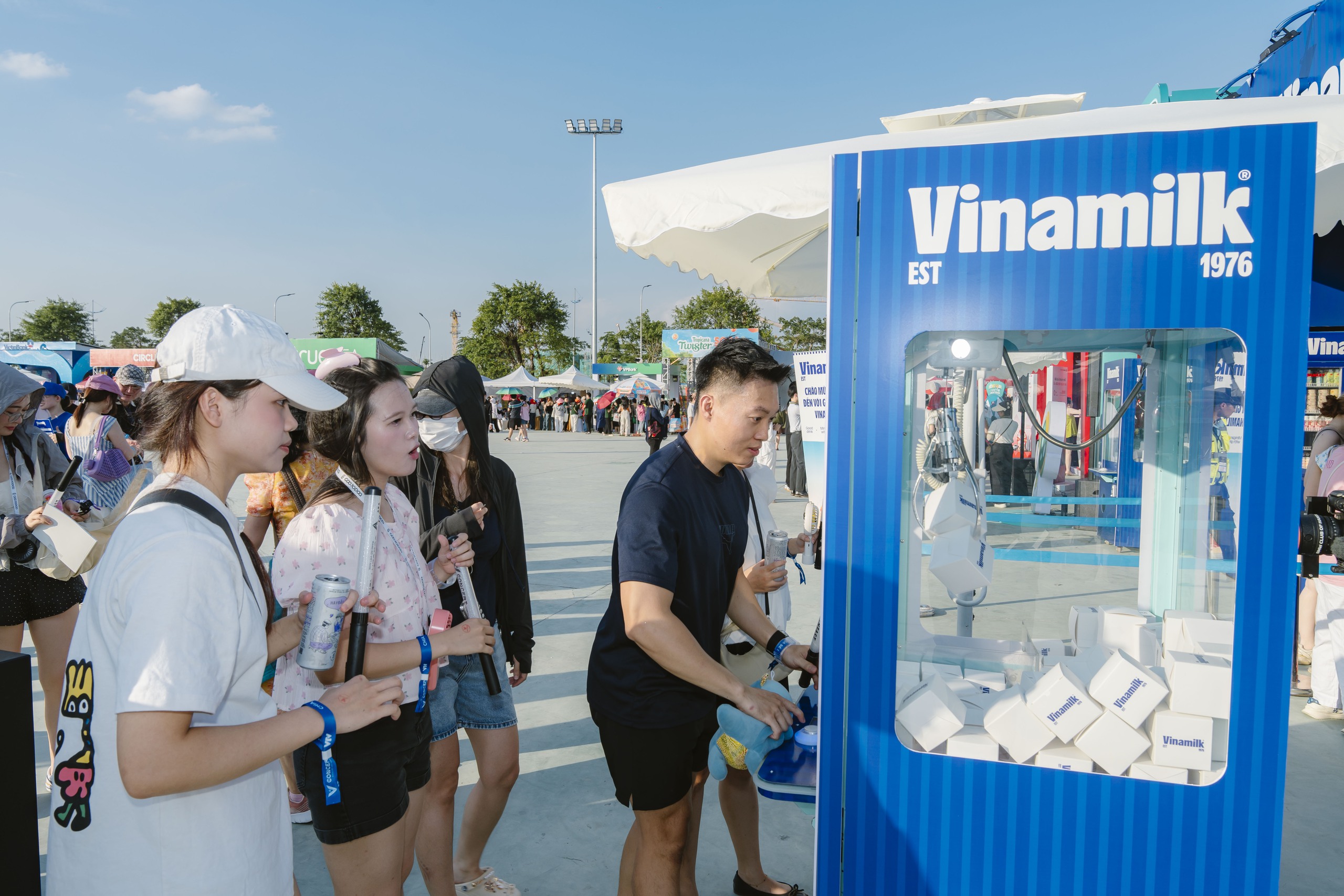 Ngo&agrave;i nạp năng lượng tươi m&aacute;t, gi&uacute;p c&aacute;c t&iacute;n đồ y&ecirc;u &acirc;m nhạc đủ sức &ldquo;quẫy&rdquo; hết m&igrave;nh suốt 5-7 tiếng của chương tr&igrave;nh, gian h&agrave;ng Vinamilk c&ograve;n c&oacute; khu vực minigame để kh&aacute;n giả được thử sức với tr&ograve; chơi gắp t&uacute;i m&ugrave;. Phần thưởng từ chương tr&igrave;nh l&agrave; h&agrave;ng ngh&igrave;n m&oacute;n qu&agrave; cực hấp dẫn. Đại diện doanh nghiệp cho biết, sẽ c&ograve;n nhiều chương tr&igrave;nh &ldquo;đỉnh n&oacute;c, kịch trần&rdquo; hơn chờ đ&oacute;n người d&acirc;n trong c&aacute;c sự kiện hướng tới dịp kỷ niệm 80 năm ng&agrave;y Quốc kh&aacute;nh sắp tới./.