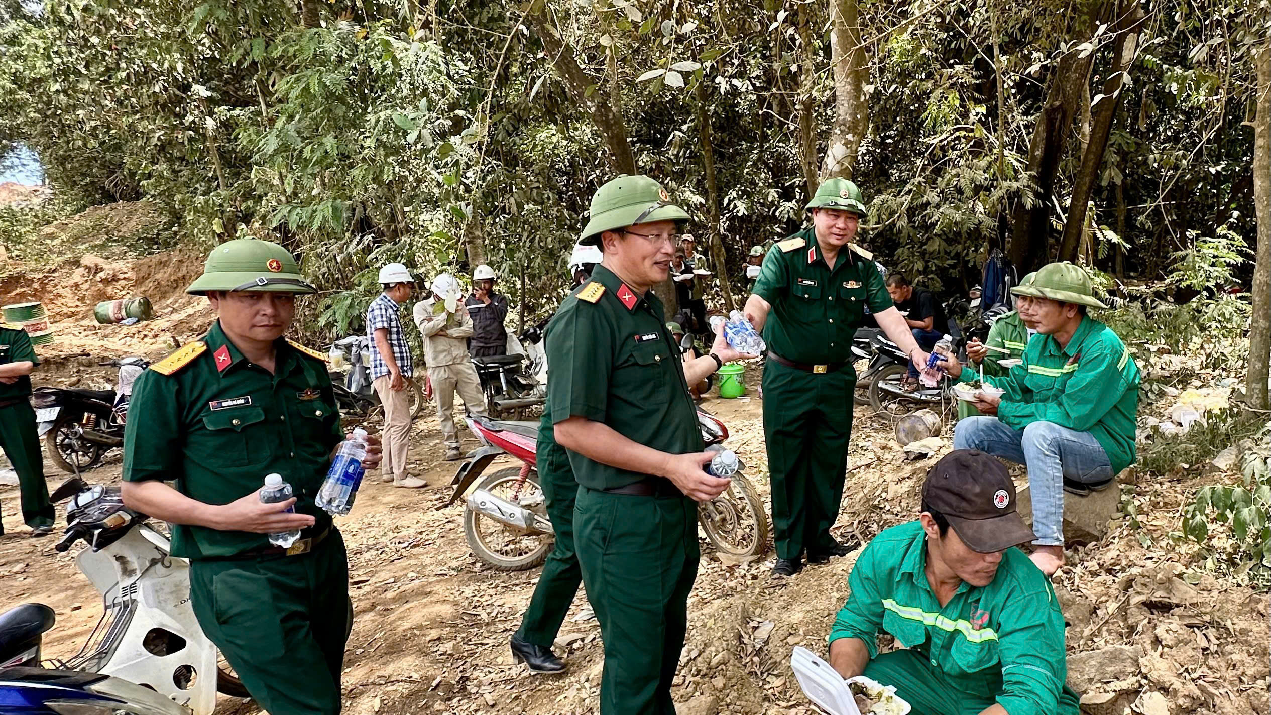 500 ng&agrave;y thần tốc nối th&ocirc;ng 3.000km cao tốc: Vượt thử th&aacute;ch bằng &yacute; ch&iacute; "con nh&agrave; binh"- Ảnh 2.