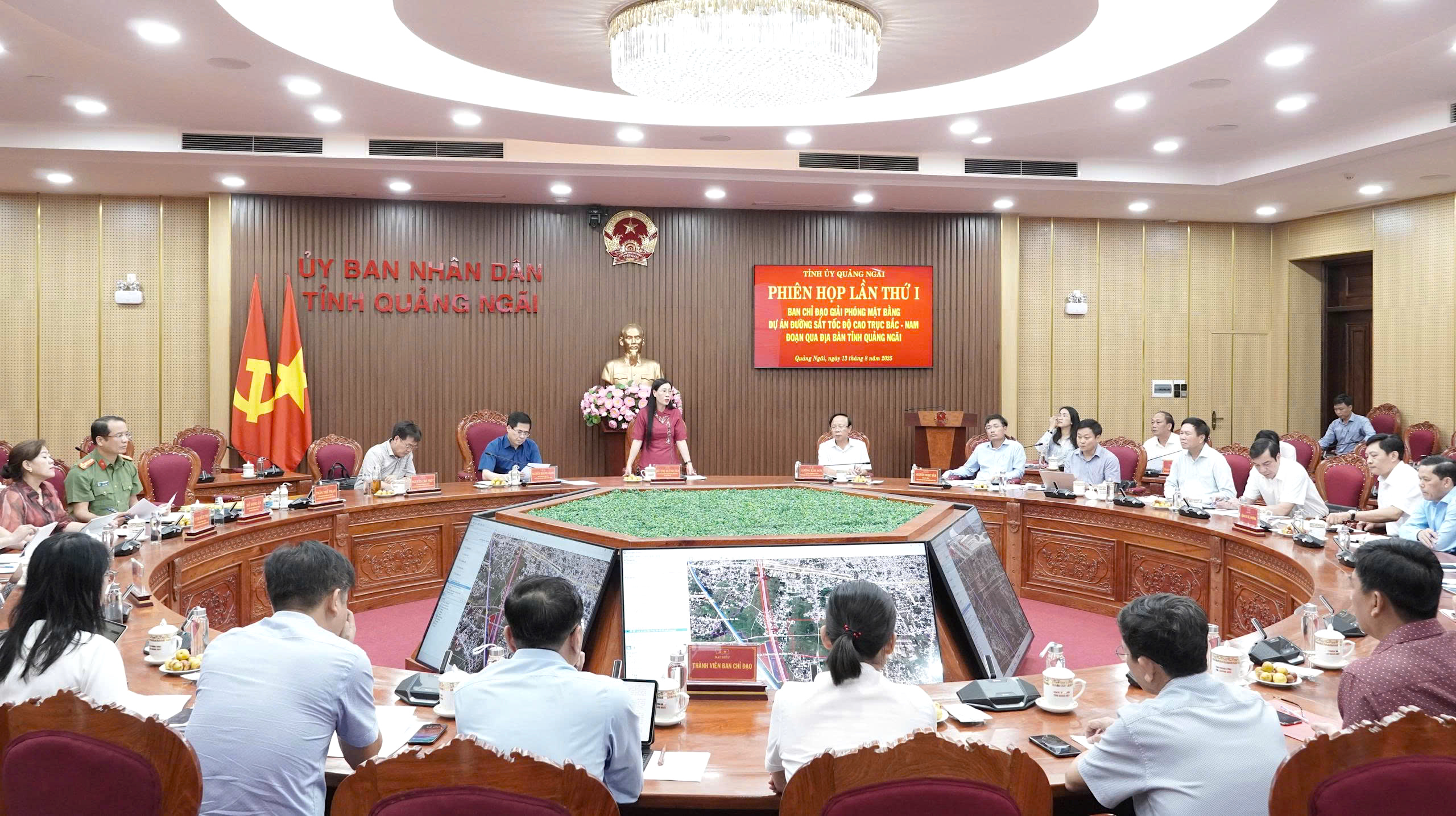 Quảng Ng&atilde;i giao chủ đầu tư Dự &aacute;n giải ph&oacute;ng mặt bằng đường sắt tốc độ cao qua địa b&agrave;n- Ảnh 1.