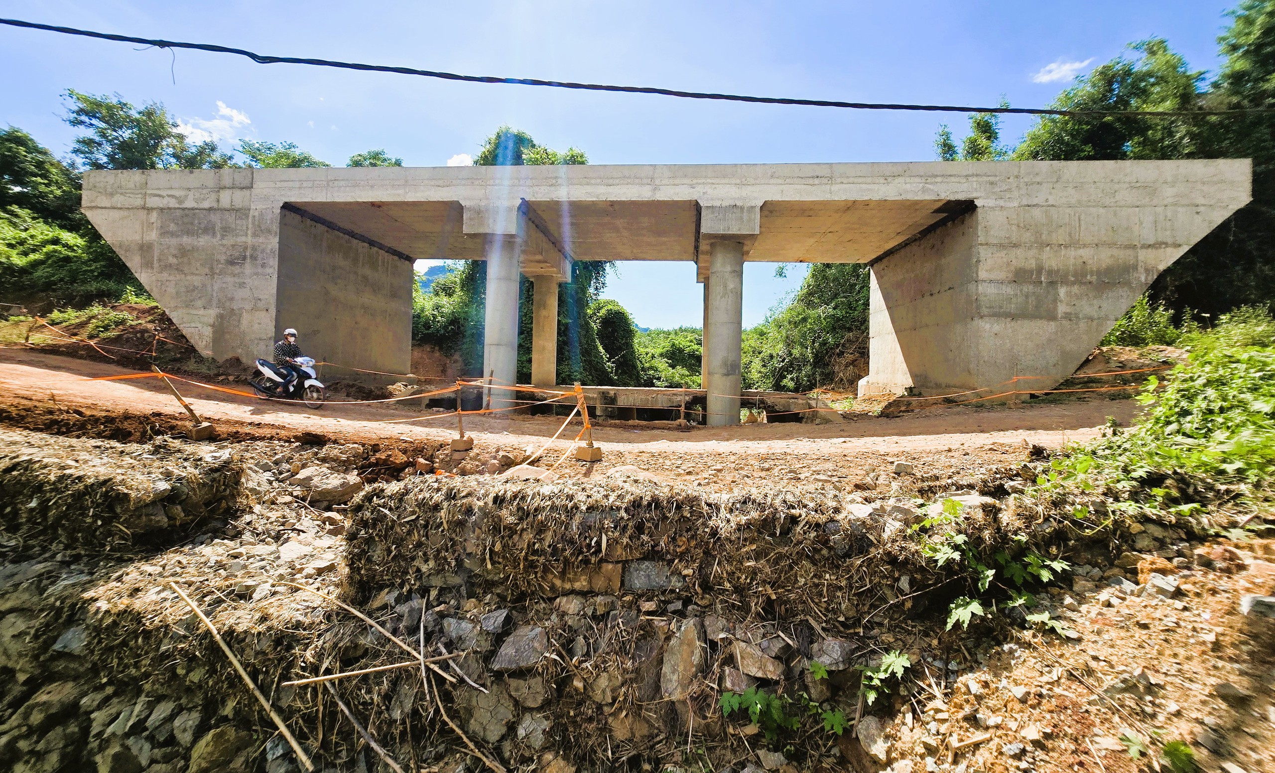 Cận cảnh 2 c&ocirc;ng tr&igrave;nh cầu vượt lũ chờ vốn vừa t&aacute;i khởi động thi c&ocirc;ng ở Quảng Trị- Ảnh 2.