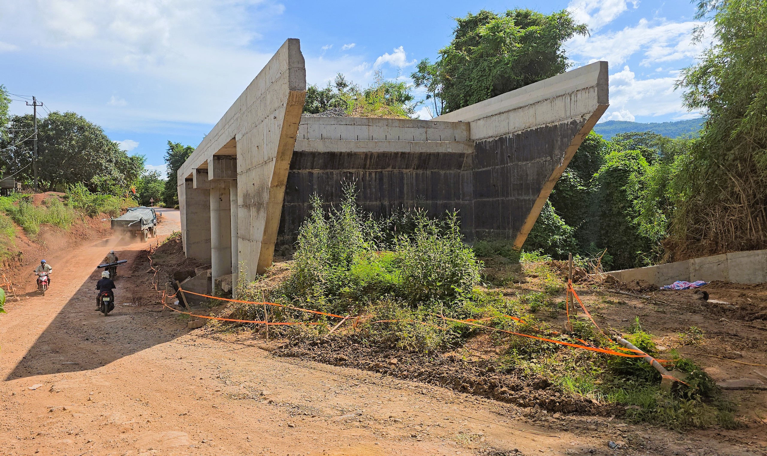 Cận cảnh 2 c&ocirc;ng tr&igrave;nh cầu vượt lũ chờ vốn vừa t&aacute;i khởi động thi c&ocirc;ng ở Quảng Trị- Ảnh 4.