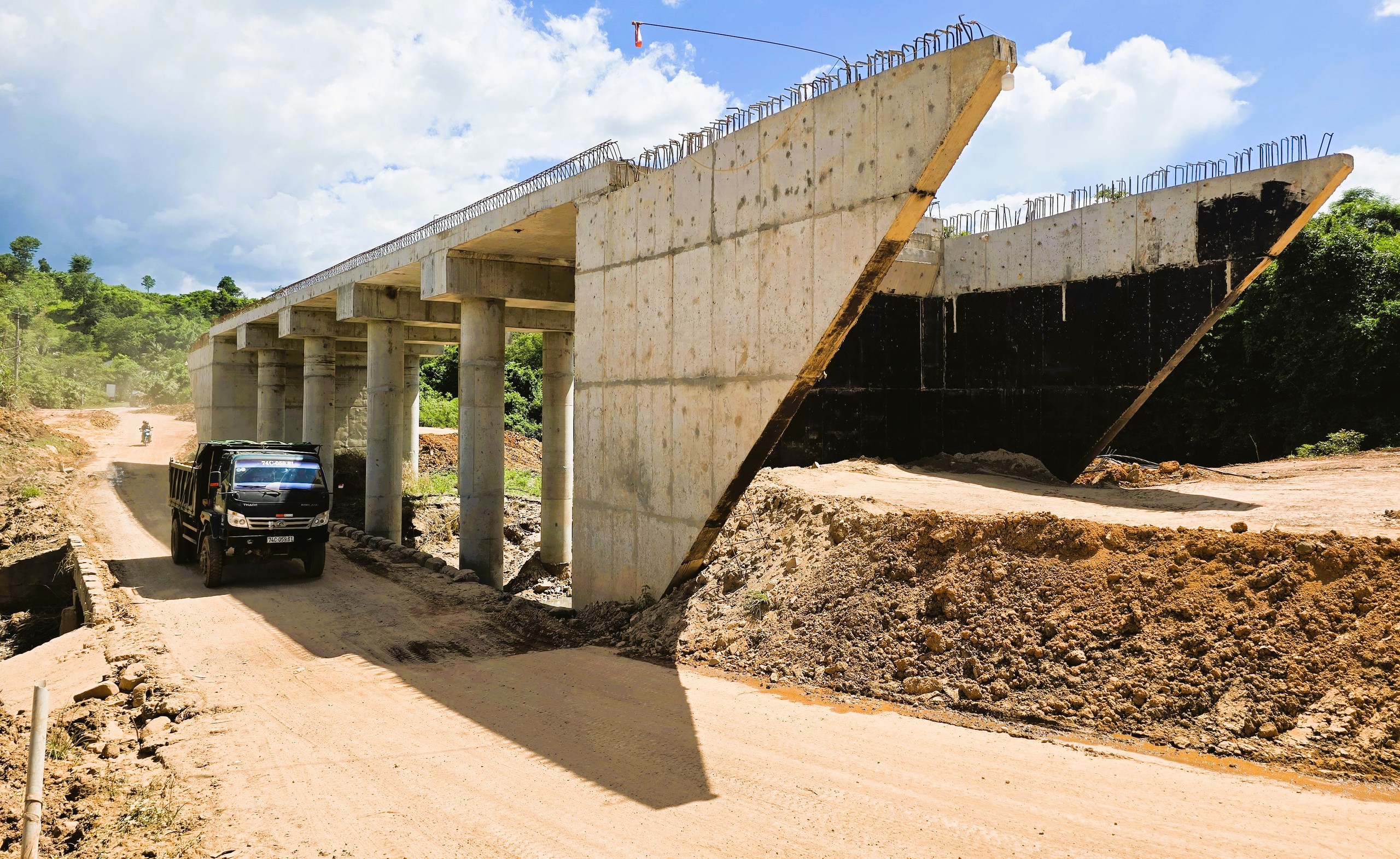 Cận cảnh 2 c&ocirc;ng tr&igrave;nh cầu vượt lũ chờ vốn vừa t&aacute;i khởi động thi c&ocirc;ng ở Quảng Trị- Ảnh 6.