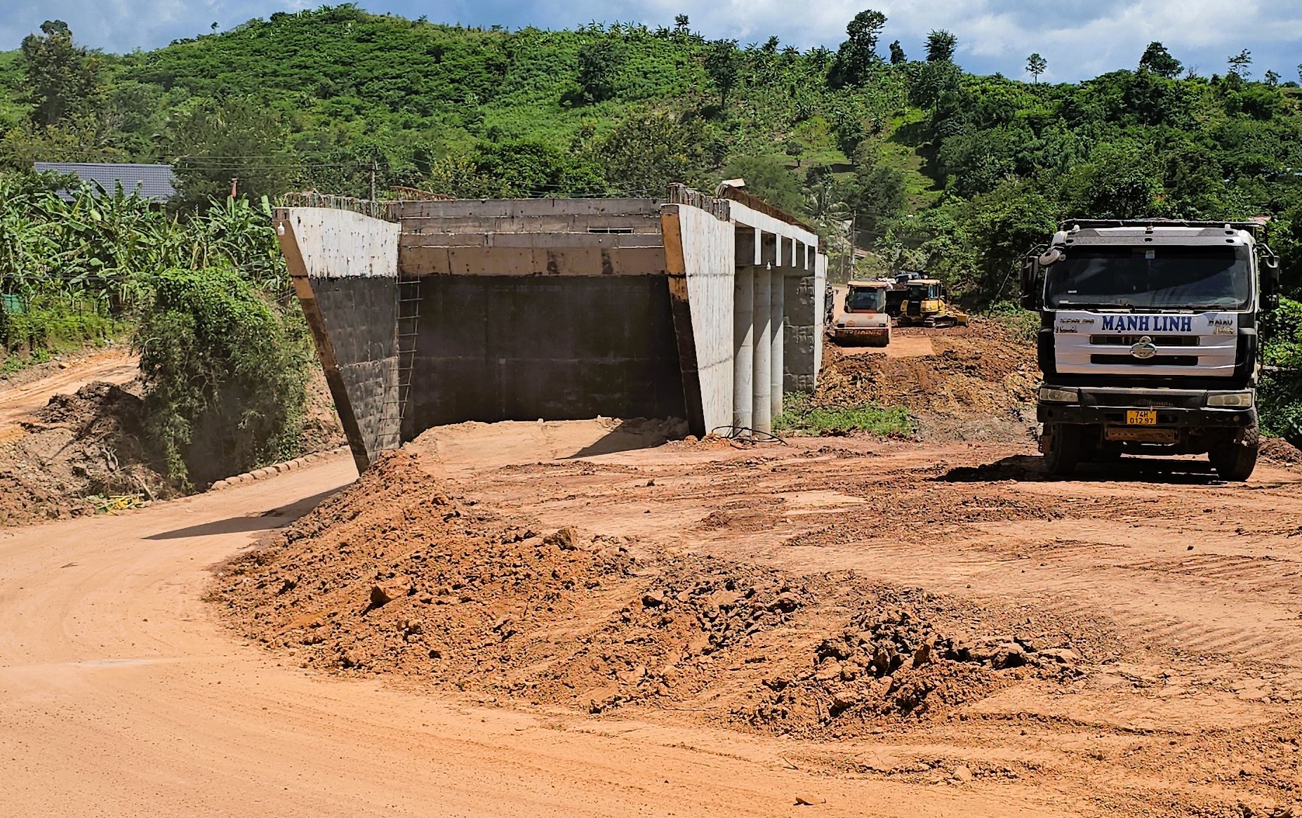 Cận cảnh 2 c&ocirc;ng tr&igrave;nh cầu vượt lũ chờ vốn vừa t&aacute;i khởi động thi c&ocirc;ng ở Quảng Trị- Ảnh 7.