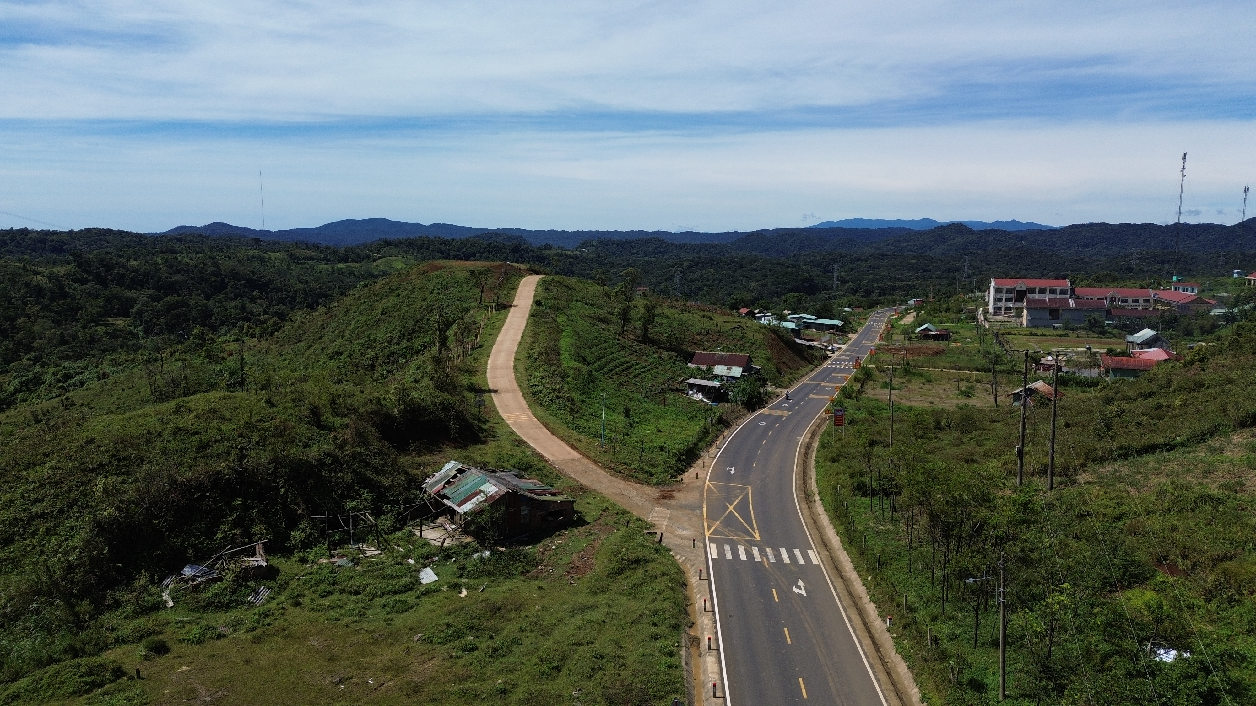 Quốc lộ 24 qu&aacute; tải sau s&aacute;p nhập tỉnh Quảng Ng&atilde;i, tiềm ẩn nguy cơ tai nạn- Ảnh 1.