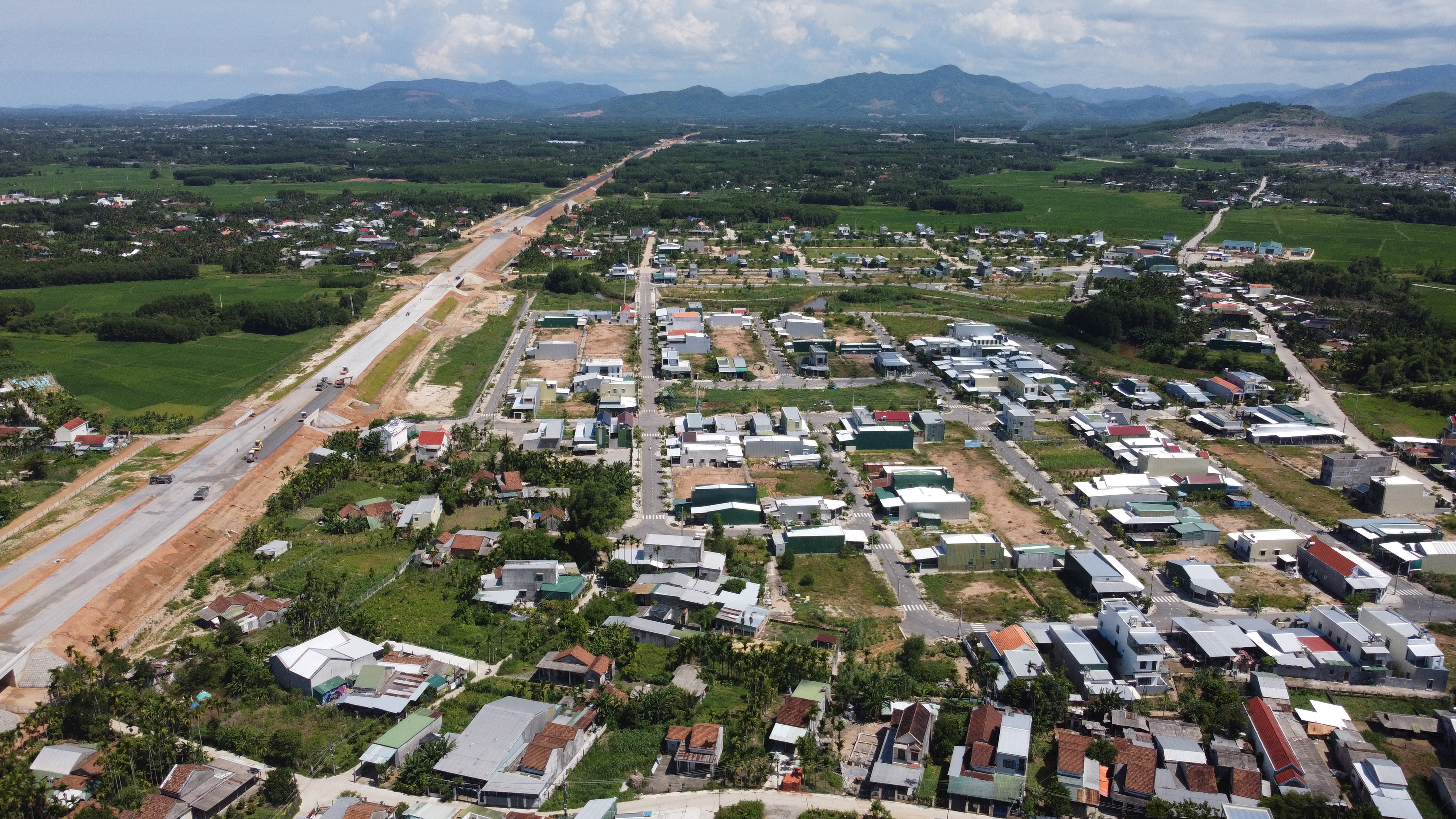 Quảng Ng&atilde;i giao chủ đầu tư dự &aacute;n giải ph&oacute;ng mặt bằng l&agrave;m đường sắt tốc độ cao- Ảnh 4.