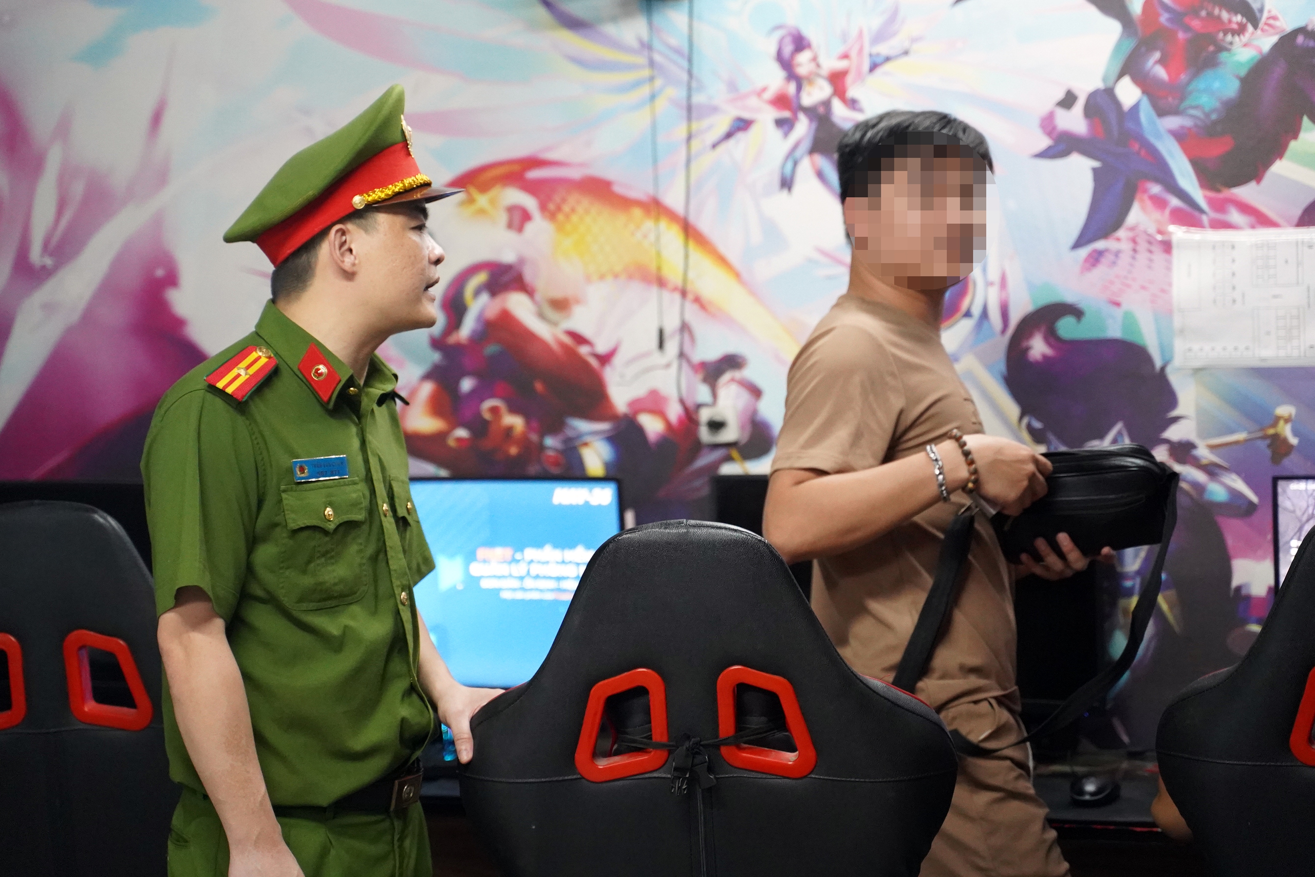H&agrave; Nội: C&ocirc;ng an phường c&ugrave;ng CSGT xuy&ecirc;n đ&ecirc;m kiểm tra cơ sở giải tr&iacute;, ngăn qu&aacute;i xế lộng h&agrave;nh- Ảnh 8.