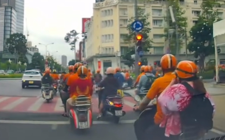 Xử phạt nh&oacute;m người đi xe m&aacute;y mặc đồng phục đồng loạt vượt đ&egrave;n đỏ tại trung t&acirc;m TP.HCM