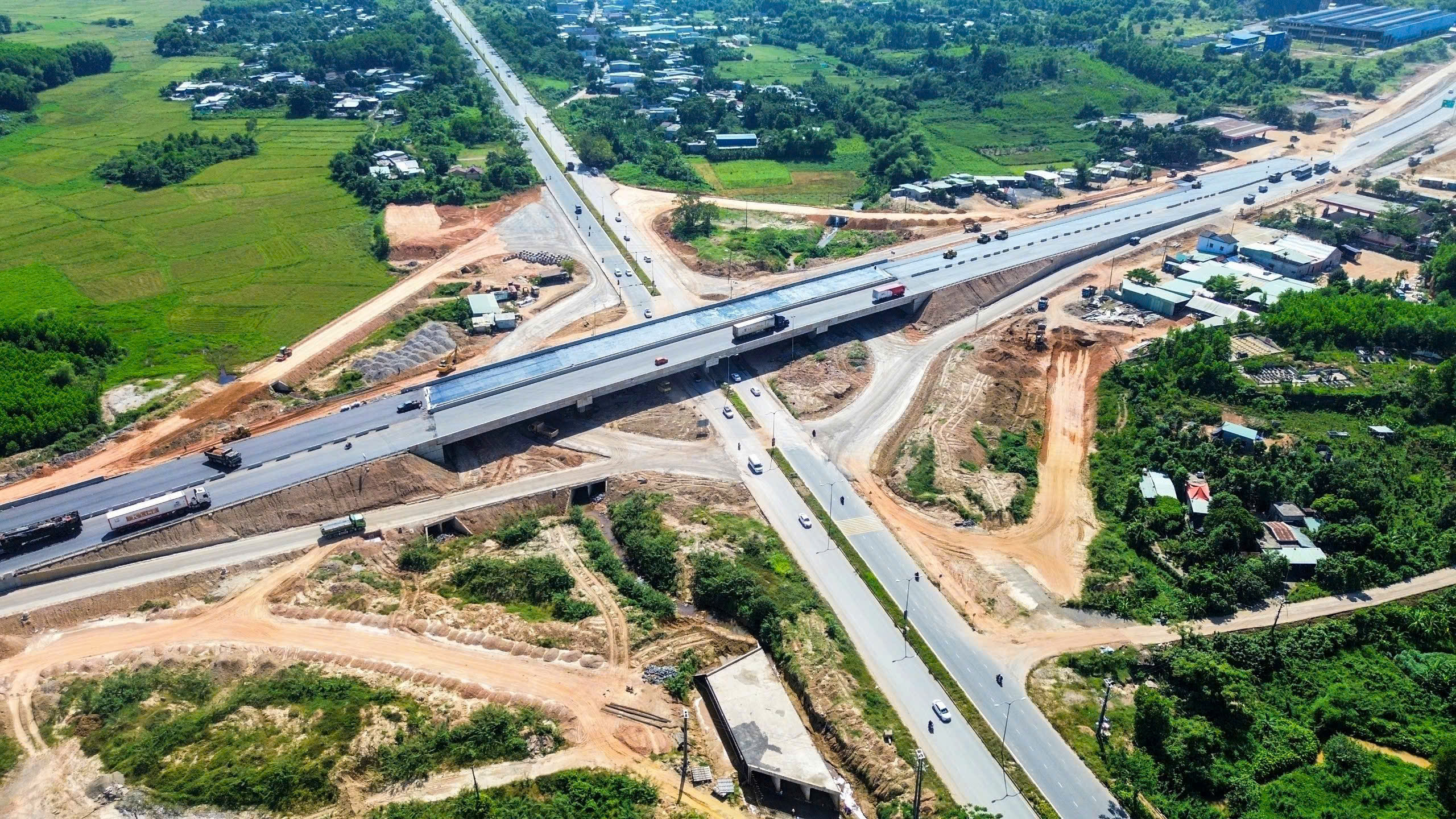 Thảm những m&eacute;t nhựa cuối c&ugrave;ng tr&ecirc;n tuyến ch&iacute;nh cao tốc H&ograve;a Li&ecirc;n - T&uacute;y Loan- Ảnh 2.