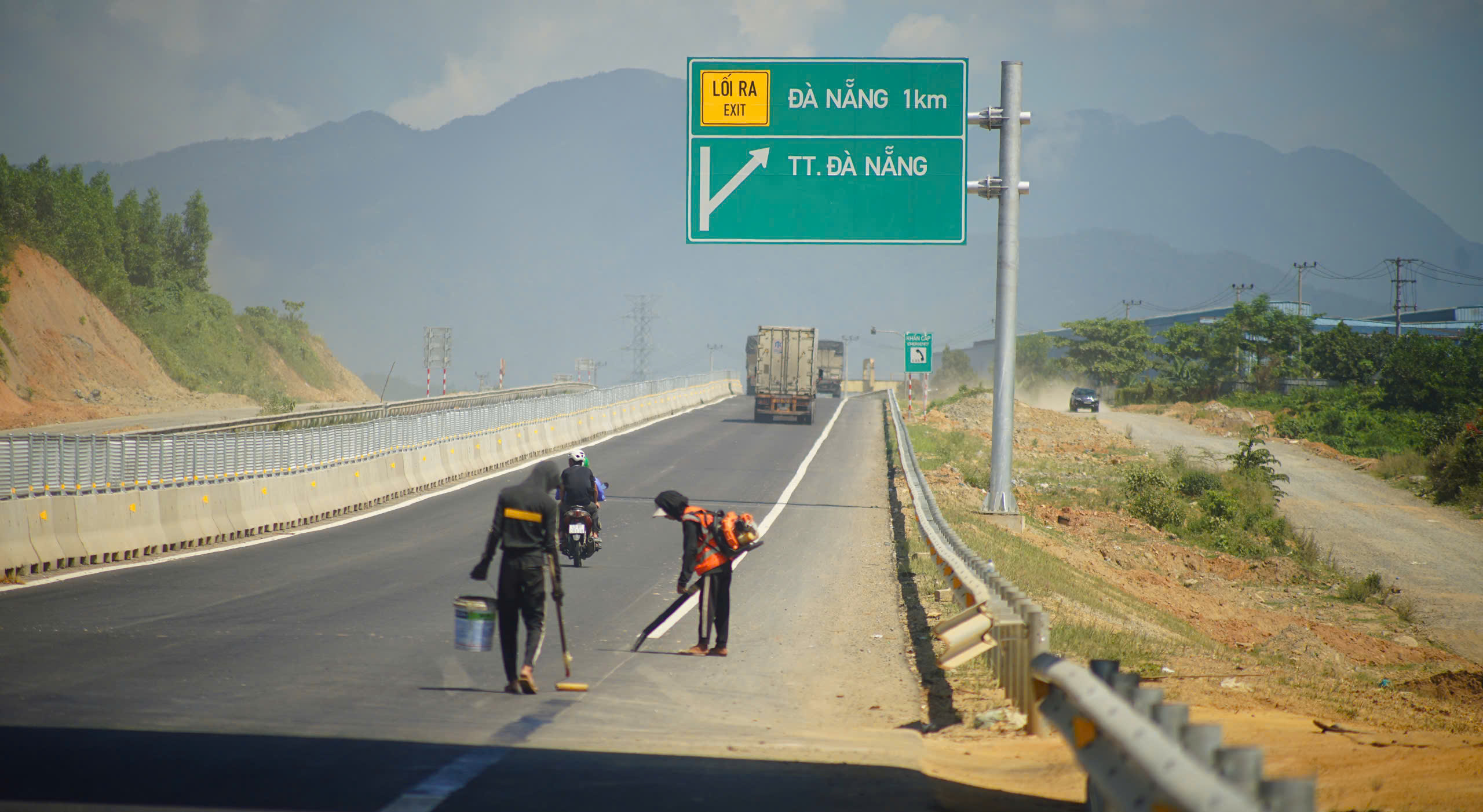 Thảm những m&eacute;t nhựa cuối c&ugrave;ng tr&ecirc;n tuyến ch&iacute;nh cao tốc H&ograve;a Li&ecirc;n - T&uacute;y Loan- Ảnh 10.