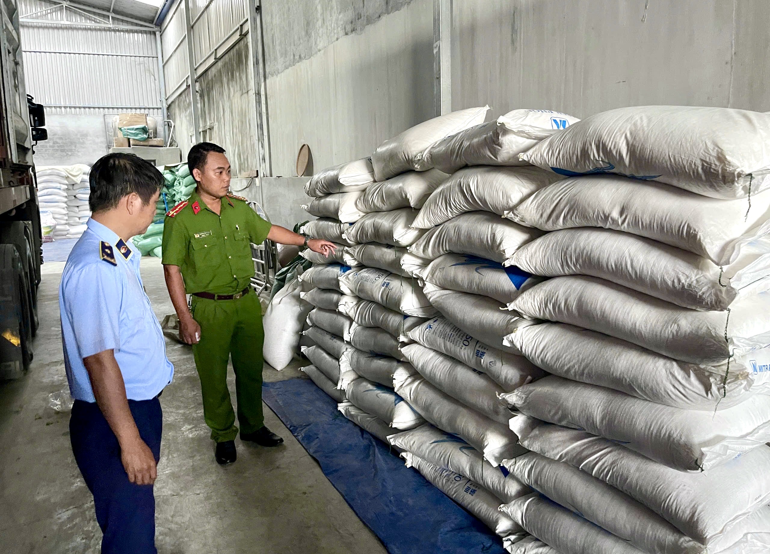 Gia Lai: Bắt giữ 5 tấn đường nghi nhập lậu- Ảnh 1.