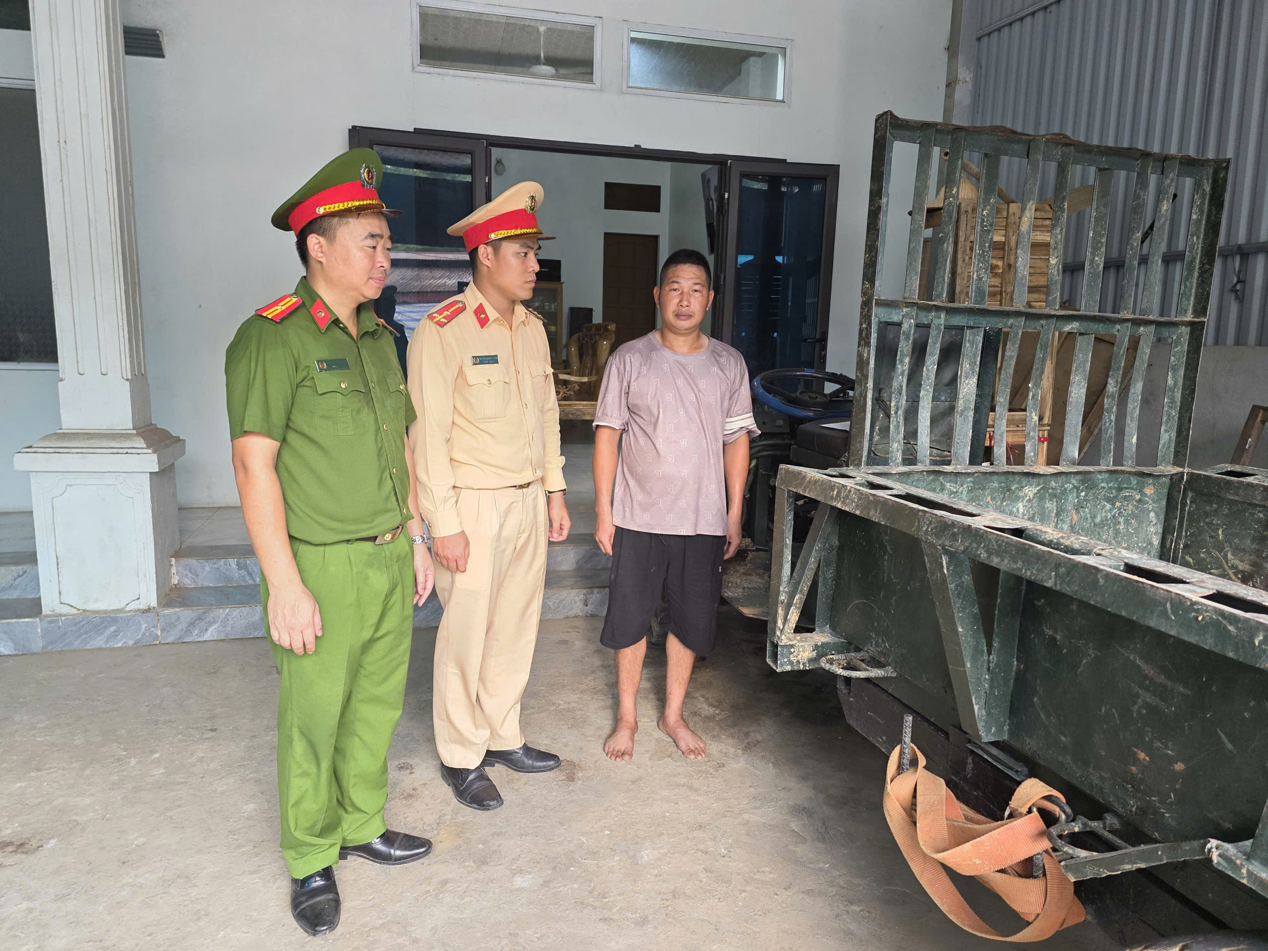 CSGT L&agrave;o Cai tuy&ecirc;n truyền tận th&ocirc;n bản, người d&acirc;n k&yacute; cam kết đảm bảo ATGT tại s&acirc;n nh&agrave;- Ảnh 5.