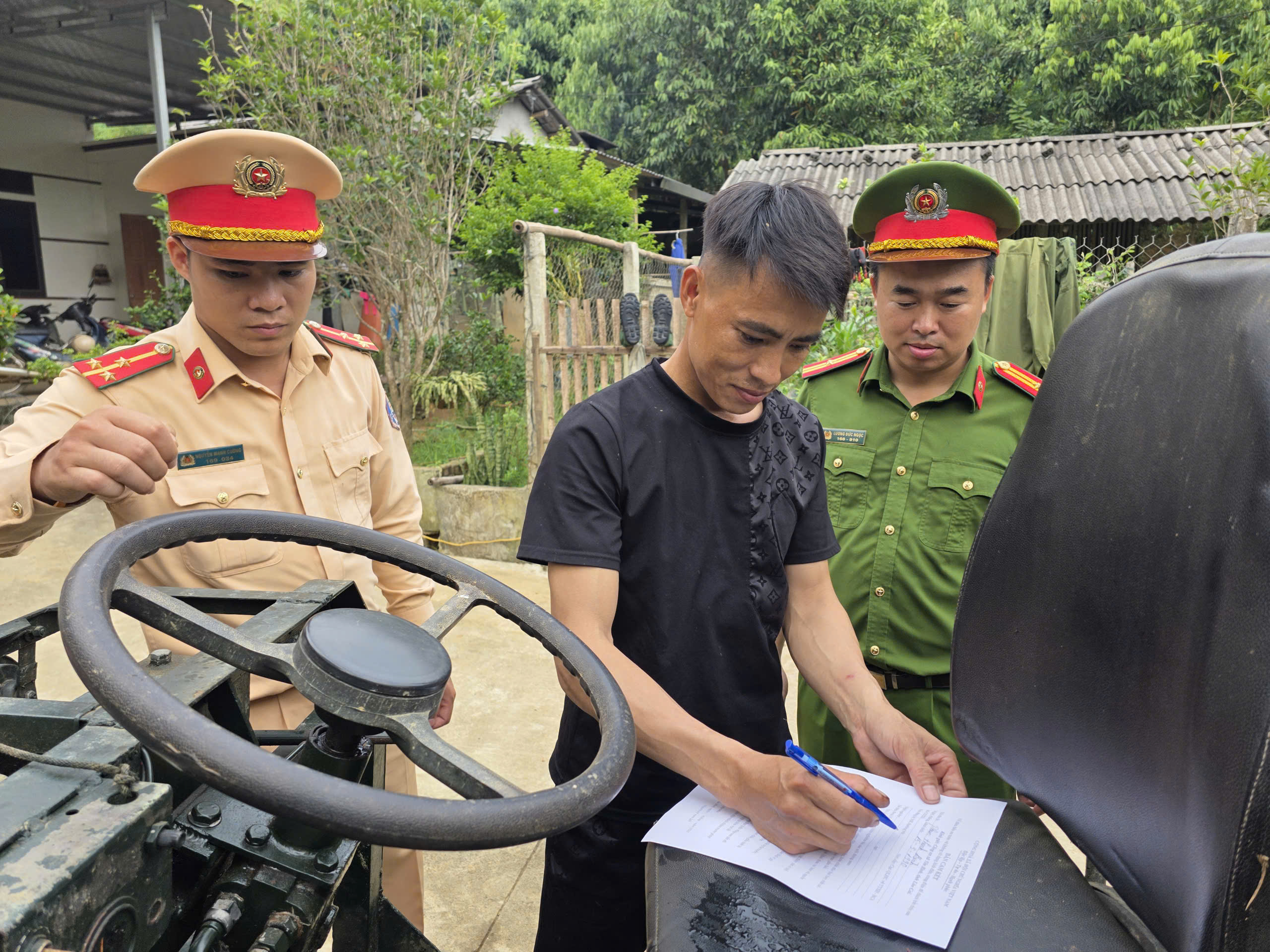 CSGT L&agrave;o Cai tuy&ecirc;n truyền tận th&ocirc;n bản, người d&acirc;n k&yacute; cam kết đảm bảo ATGT tại s&acirc;n nh&agrave;- Ảnh 6.
