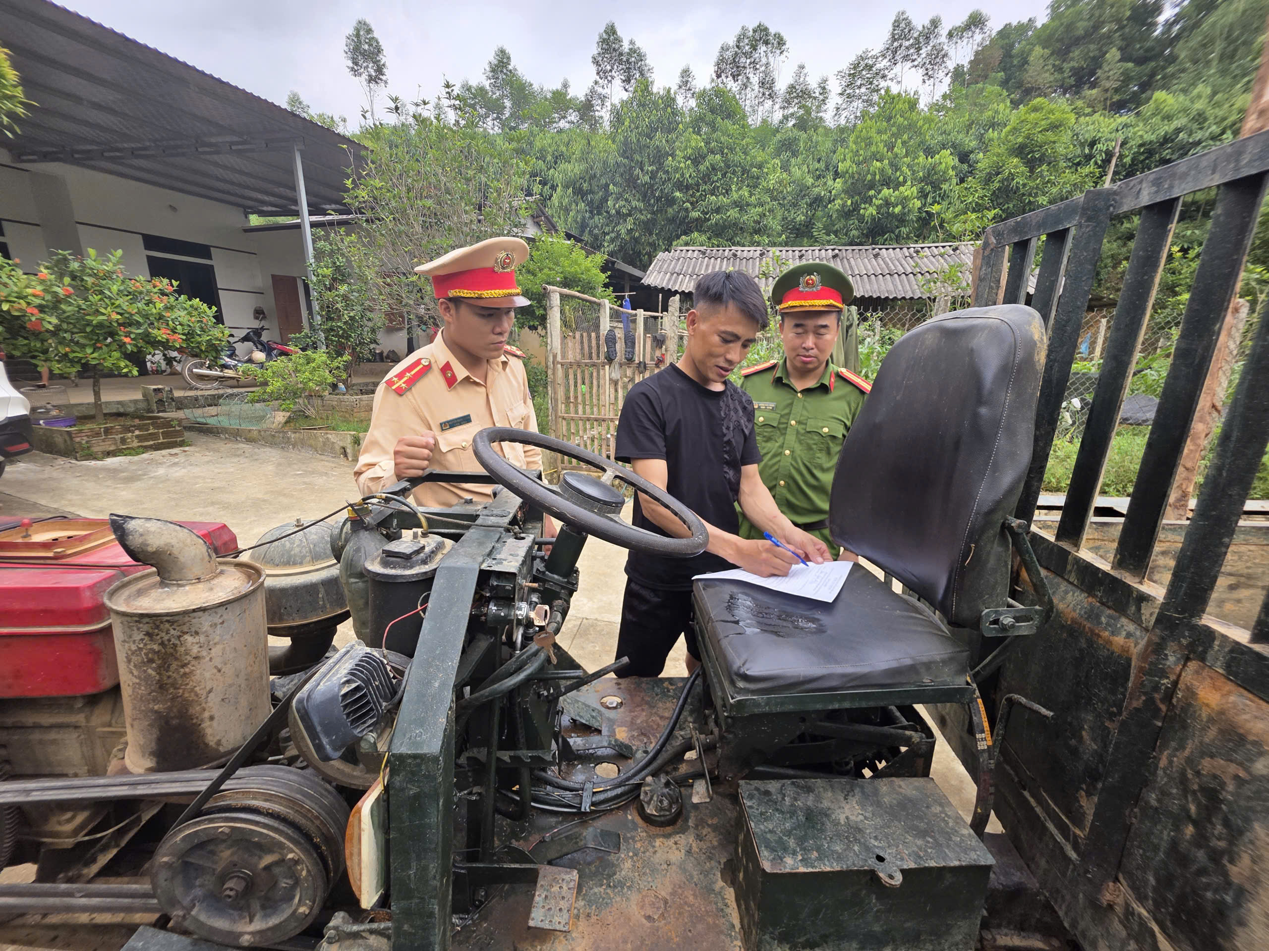 CSGT L&agrave;o Cai tuy&ecirc;n truyền tận th&ocirc;n bản, người d&acirc;n k&yacute; cam kết đảm bảo ATGT tại s&acirc;n nh&agrave;- Ảnh 7.