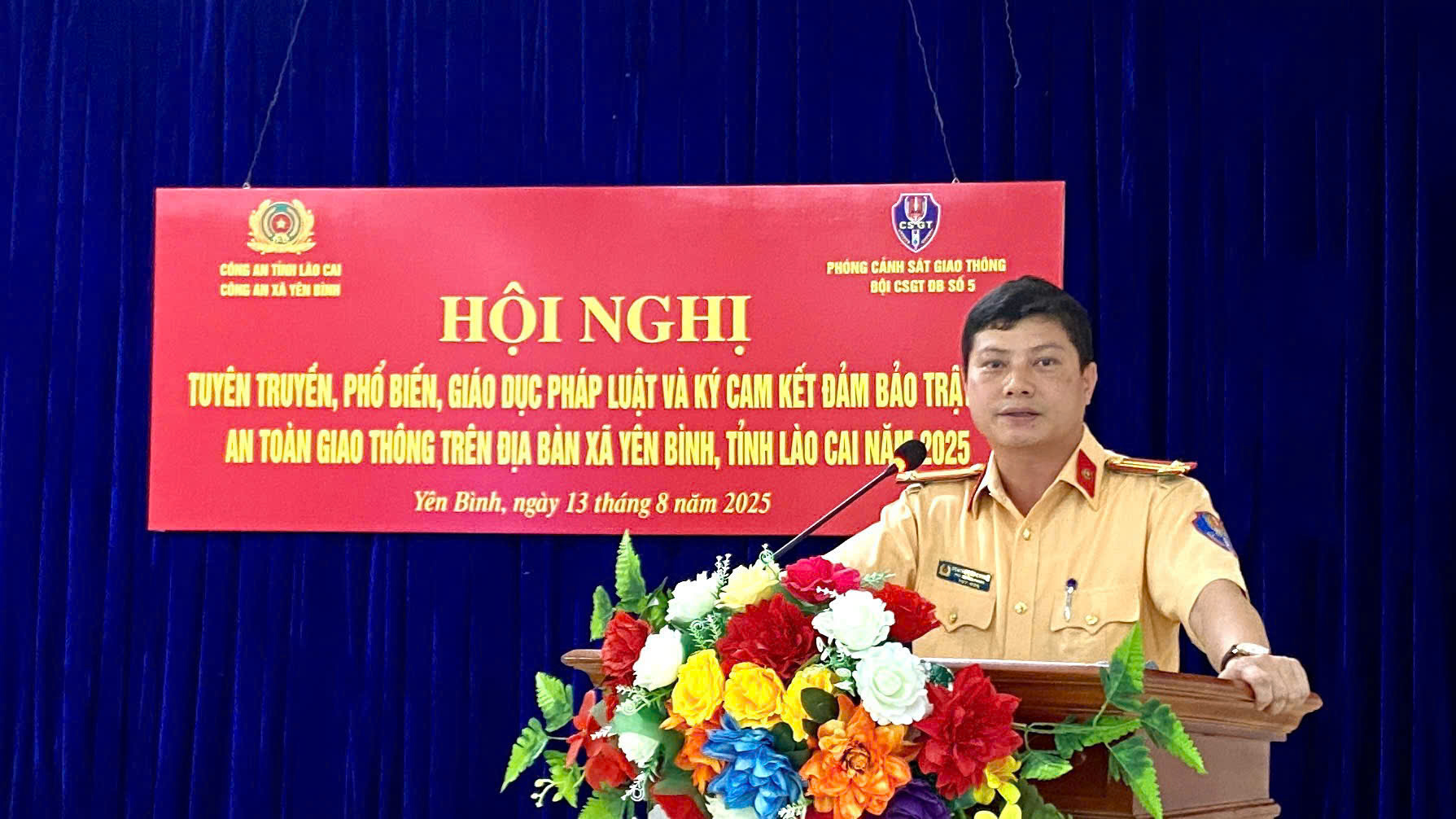 CSGT L&agrave;o Cai tuy&ecirc;n truyền tận th&ocirc;n bản, người d&acirc;n k&yacute; cam kết đảm bảo ATGT tại s&acirc;n nh&agrave;- Ảnh 1.