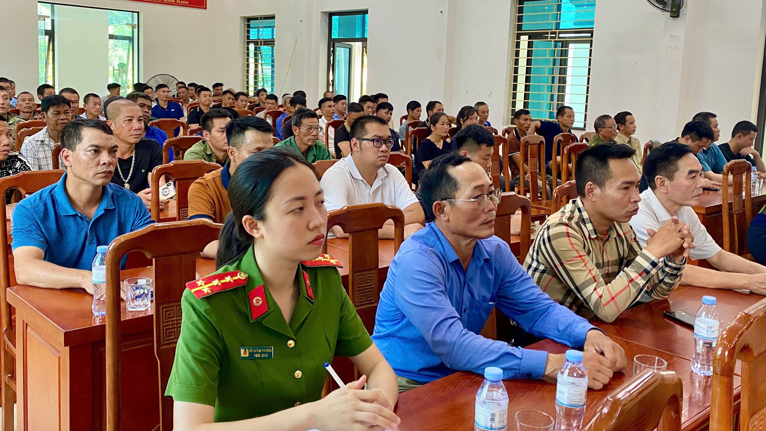 CSGT L&agrave;o Cai tuy&ecirc;n truyền tận th&ocirc;n bản, người d&acirc;n k&yacute; cam kết đảm bảo ATGT tại s&acirc;n nh&agrave;- Ảnh 2.