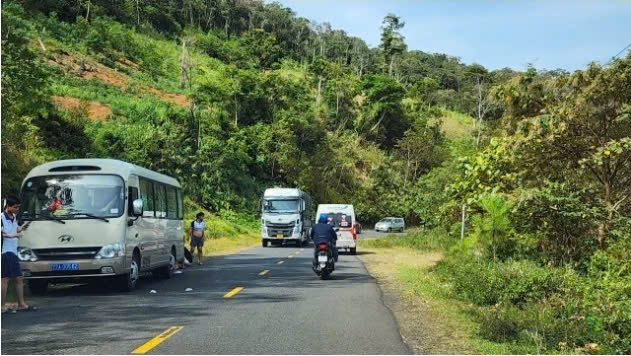 Quốc lộ 24 qu&aacute; tải sau s&aacute;p nhập tỉnh Quảng Ng&atilde;i, tiềm ẩn nguy cơ tai nạn- Ảnh 7.