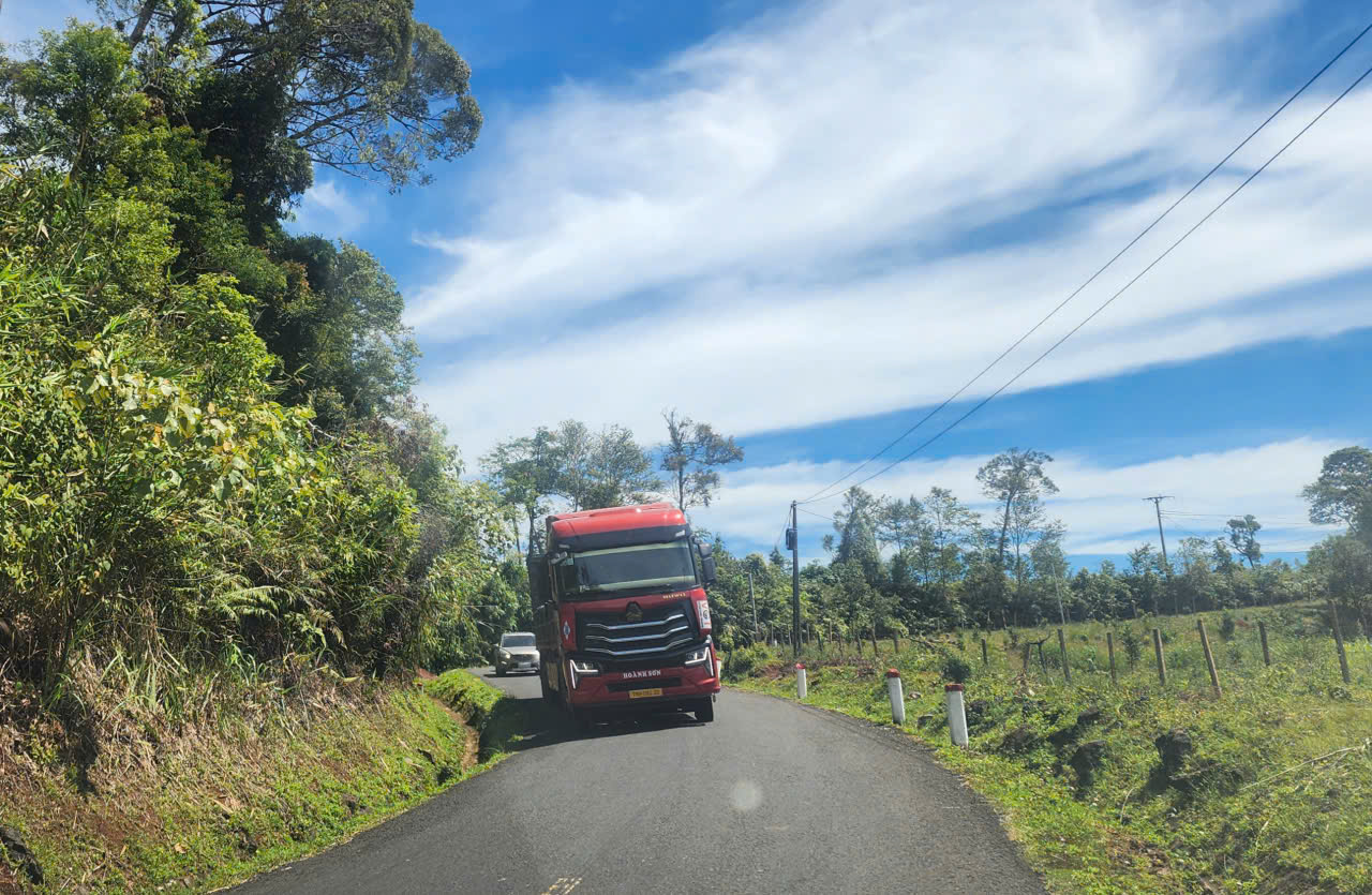 Quốc lộ 24 qu&aacute; tải sau s&aacute;p nhập tỉnh Quảng Ng&atilde;i, tiềm ẩn nguy cơ tai nạn- Ảnh 6.