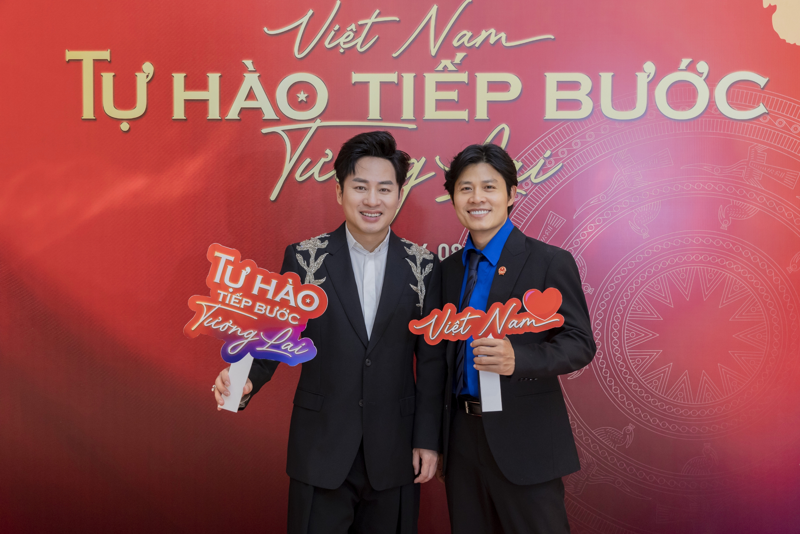 T&ugrave;ng Dương: T&ocirc;i v&agrave; Nguyễn Văn Chung lu&ocirc;n b&ugrave; đắp cho nhau những g&igrave; c&ograve;n thiếu- Ảnh 2.