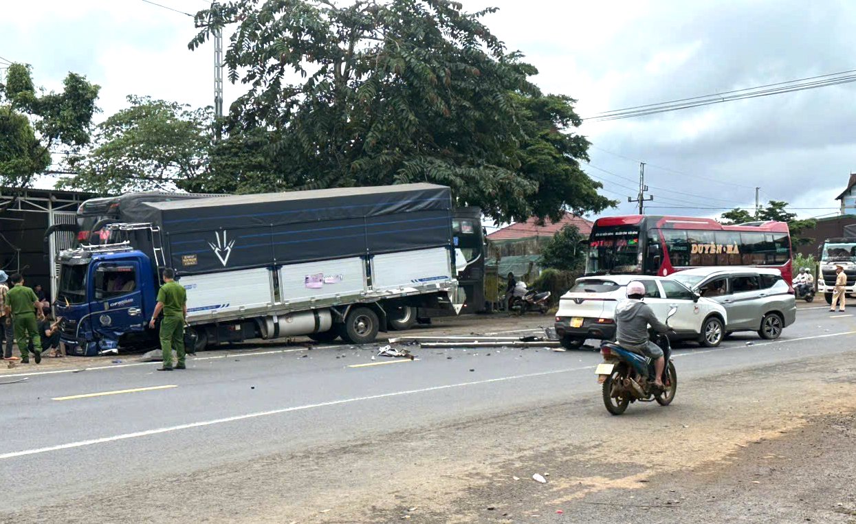 &Ocirc; t&ocirc; lao sang l&agrave;n đường ngược chiều, g&acirc;y tai nạn li&ecirc;n ho&agrave;n ở L&acirc;m Đồng- Ảnh 1.