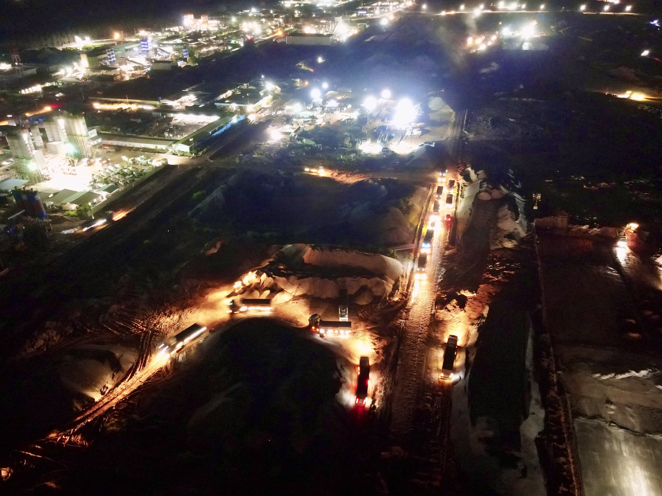 Trắng đêm đua tiến độ ở đại công trường tỷ đô sân bay Long Thành- Ảnh 2. Trắng đêm đua tiến độ ở đại công trường tỷ đô sân bay Long Thành- Ảnh 2.