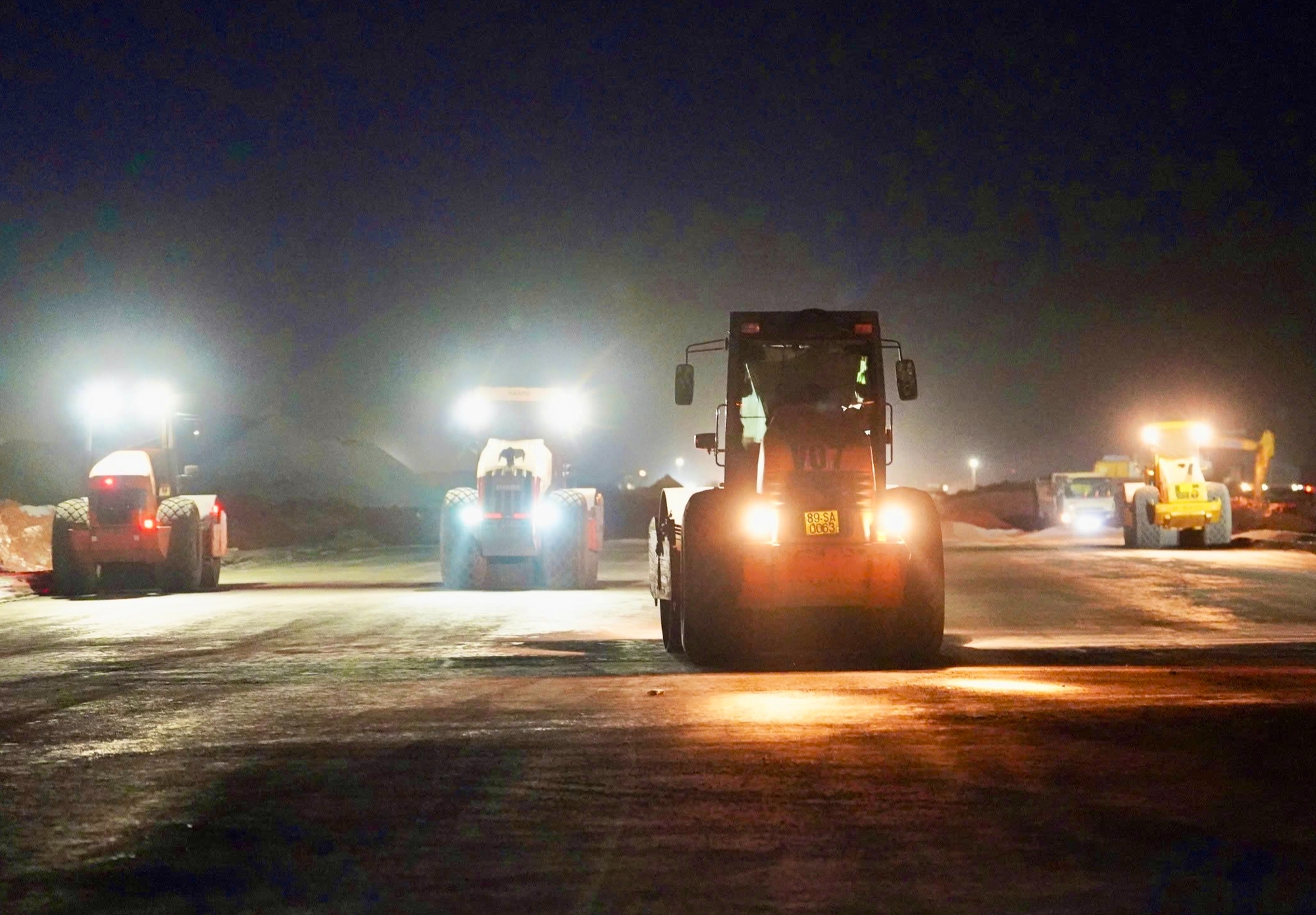 Trắng đêm đua tiến độ ở đại công trường tỷ đô sân bay Long Thành- Ảnh 12. Trắng đêm đua tiến độ ở đại công trường tỷ đô sân bay Long Thành- Ảnh 12.